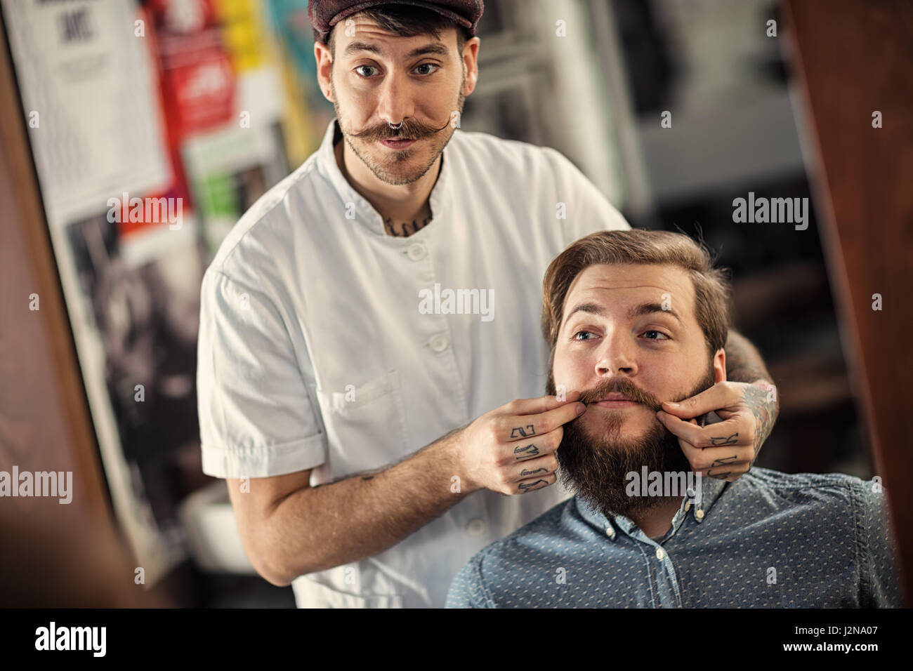 lächelnder Mann Barbier dient zufriedenen Kunde Stockfoto