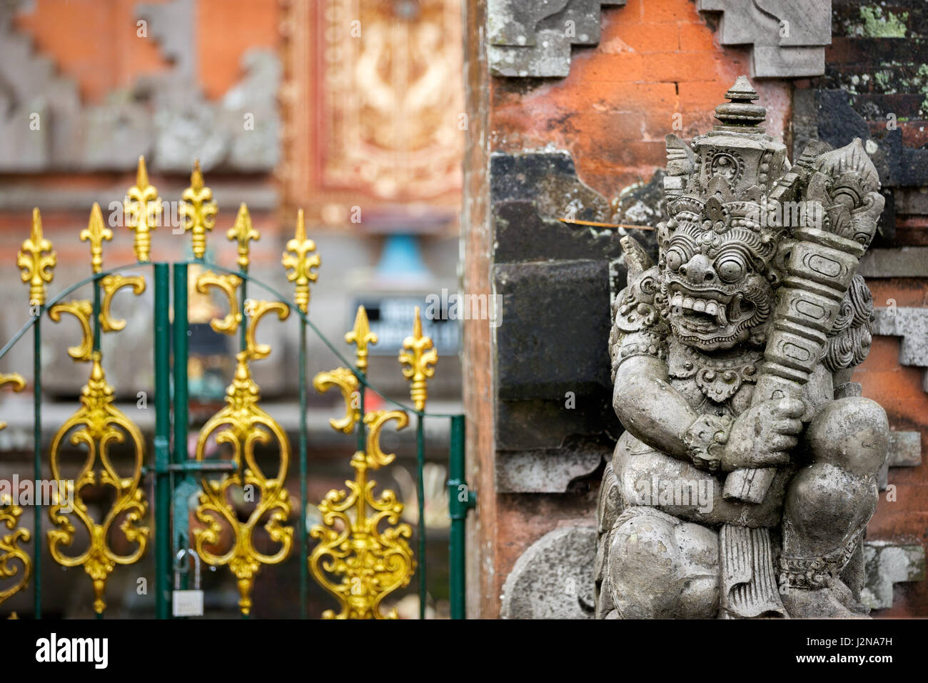 Traditionelle Garde Dämon Statue geschnitzt in dunklem Stein vor dem Tor der Hindu-Tempel in tropischen Bali Stockfoto Traditionelle Garde Dämon Statue geschnitzt in dunklem Stein vor dem Tor der Hindu-Tempel in tropischen Bali Stockfoto