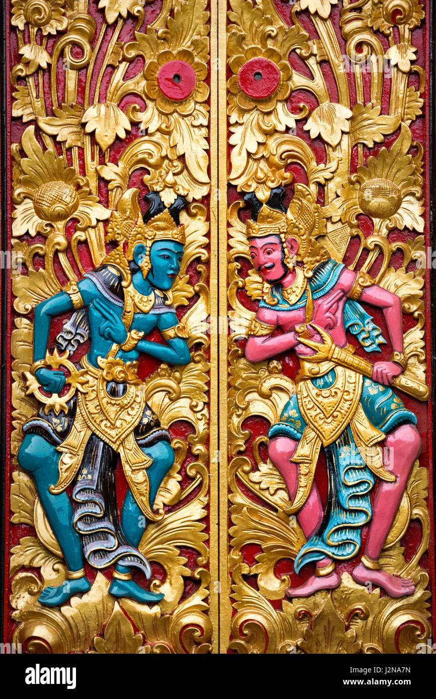 geschnitzten Details mythologischen Gottes Wache auf der balinesischen Tempeltür Stockfoto geschnitzten Details mythologischen Gottes Wache auf der balinesischen Tempeltür Stockfoto