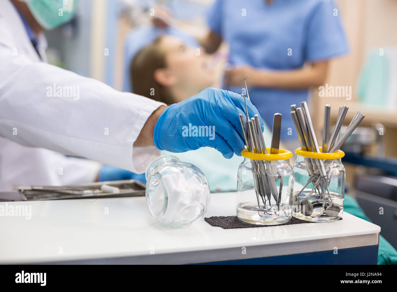 Nahaufnahme von Hand unter Dentalinstrumente Stockfoto