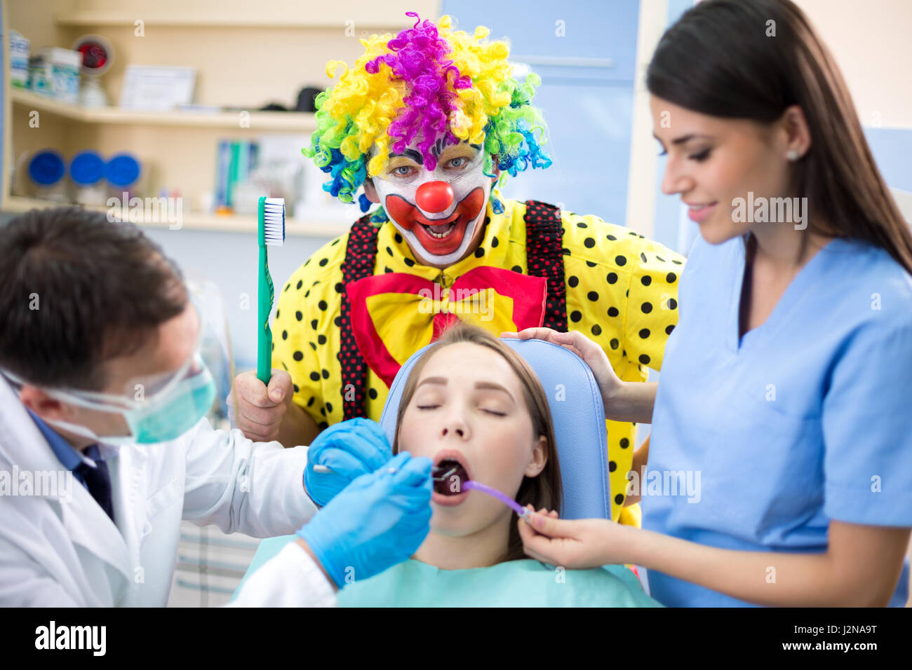 Bunte Clown Lehren - nicht die Zahnbürste enden in Zahnklinik verwenden Stockfoto