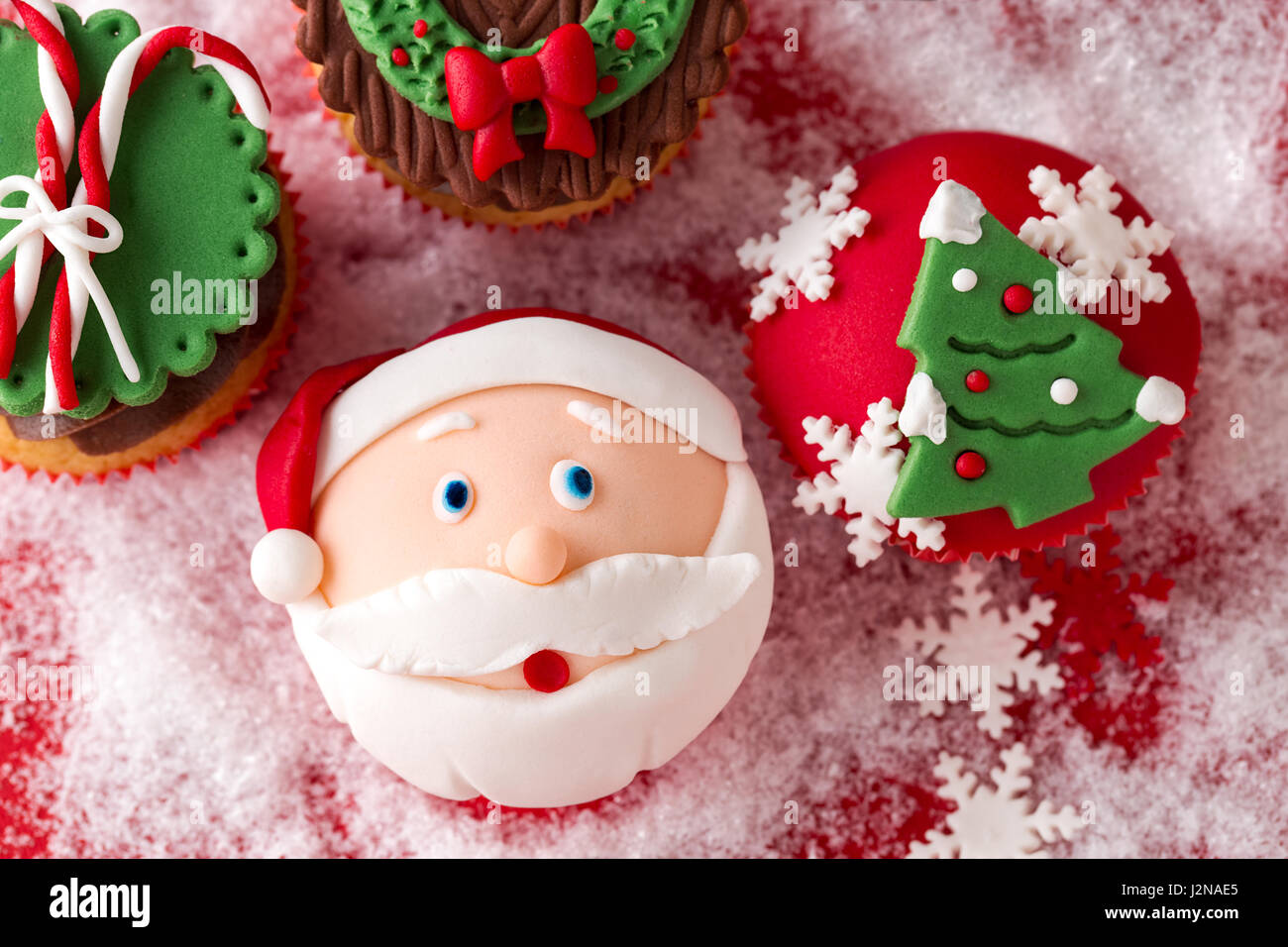 festliche Weihnachten Mini Desserts über verschneite Hintergrund Stockfoto