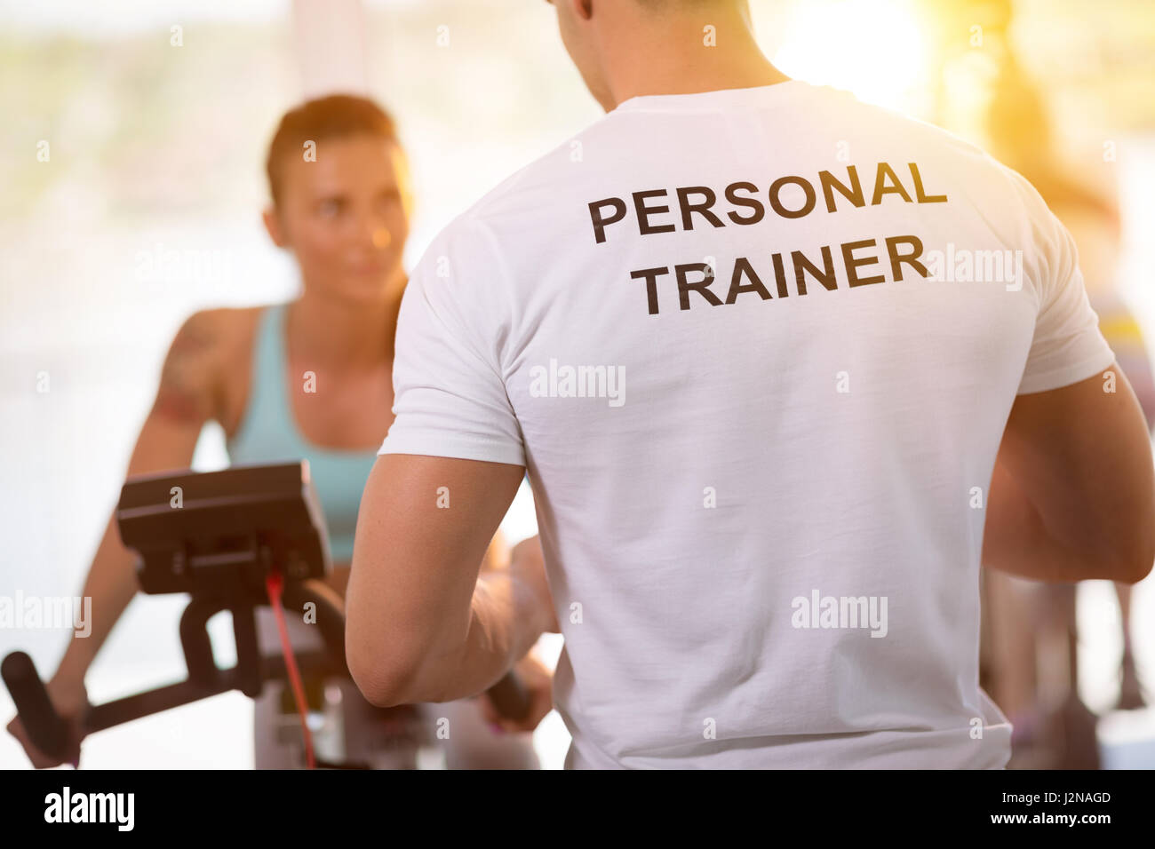 Personal Trainer auf Gewichte heben Training mit client Stockfoto