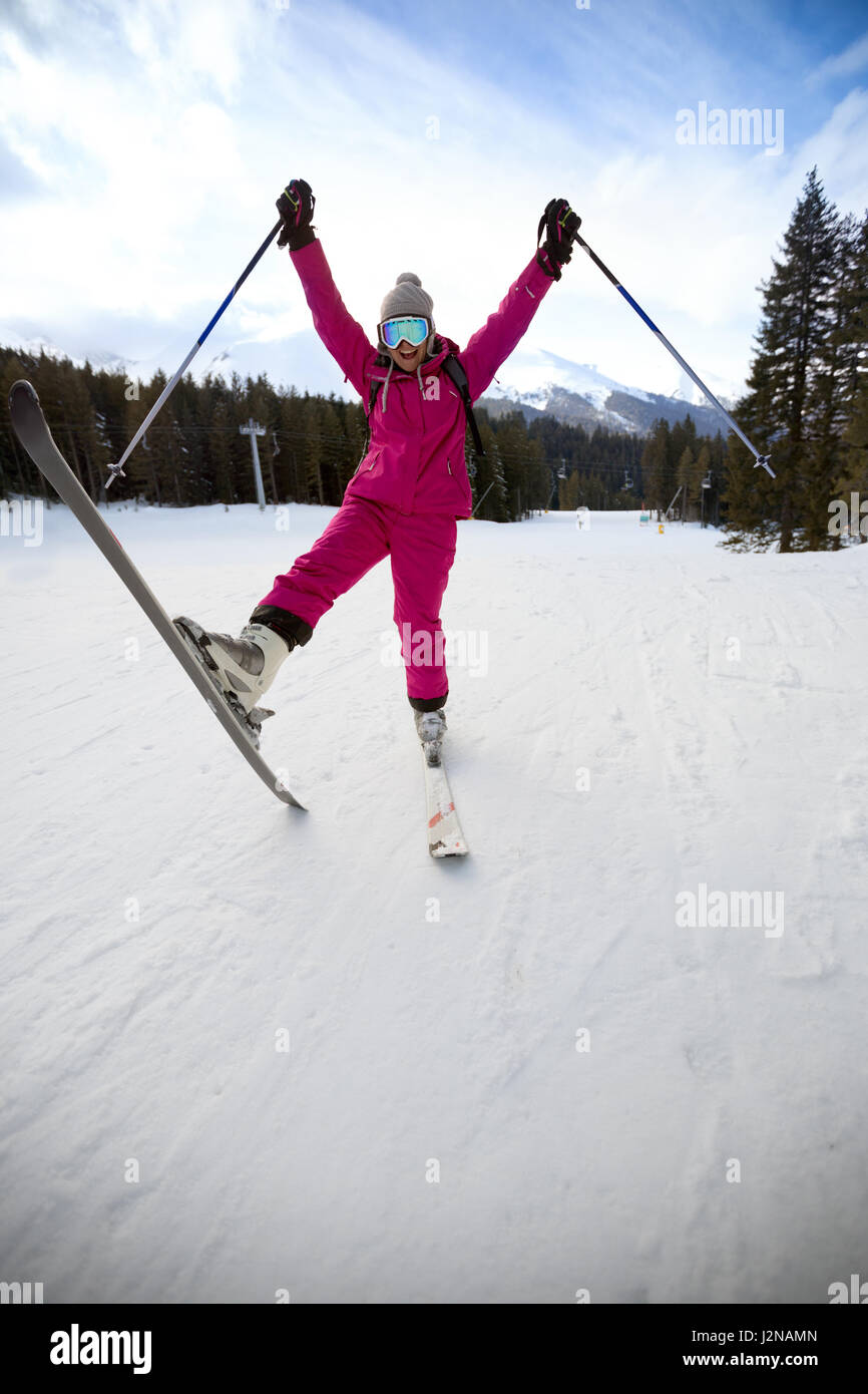 Glückliche Frau auf Skiern, Winterurlaub Stockfoto