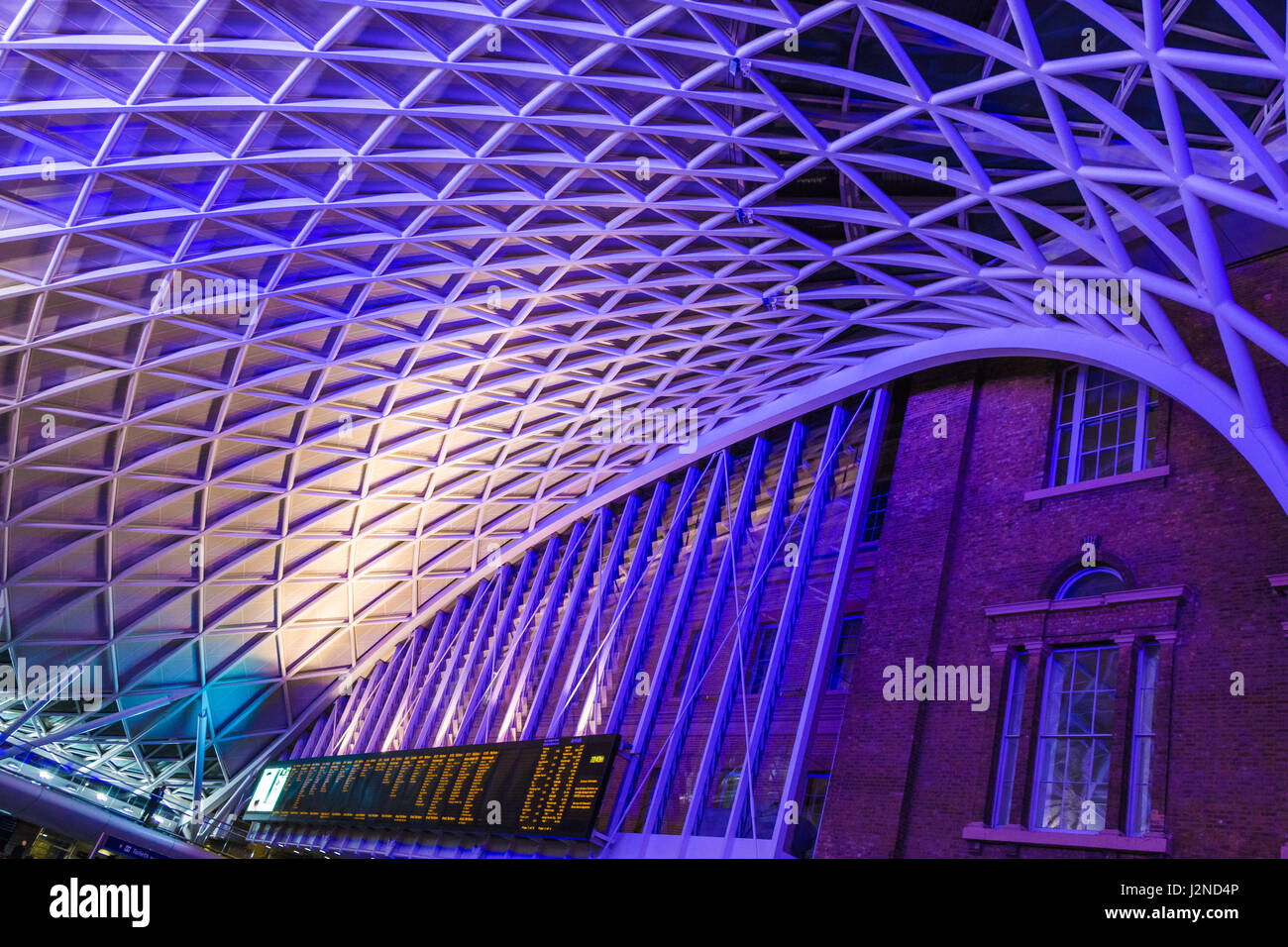 Die Stahlgitterdachkonstruktion an der Londoner King's Cross Station Stockfoto