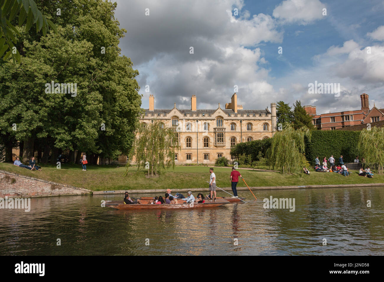 Bootfahren auf dem Fluss Cam in Cambridge mit Trinity College im Hintergrund Stockfoto