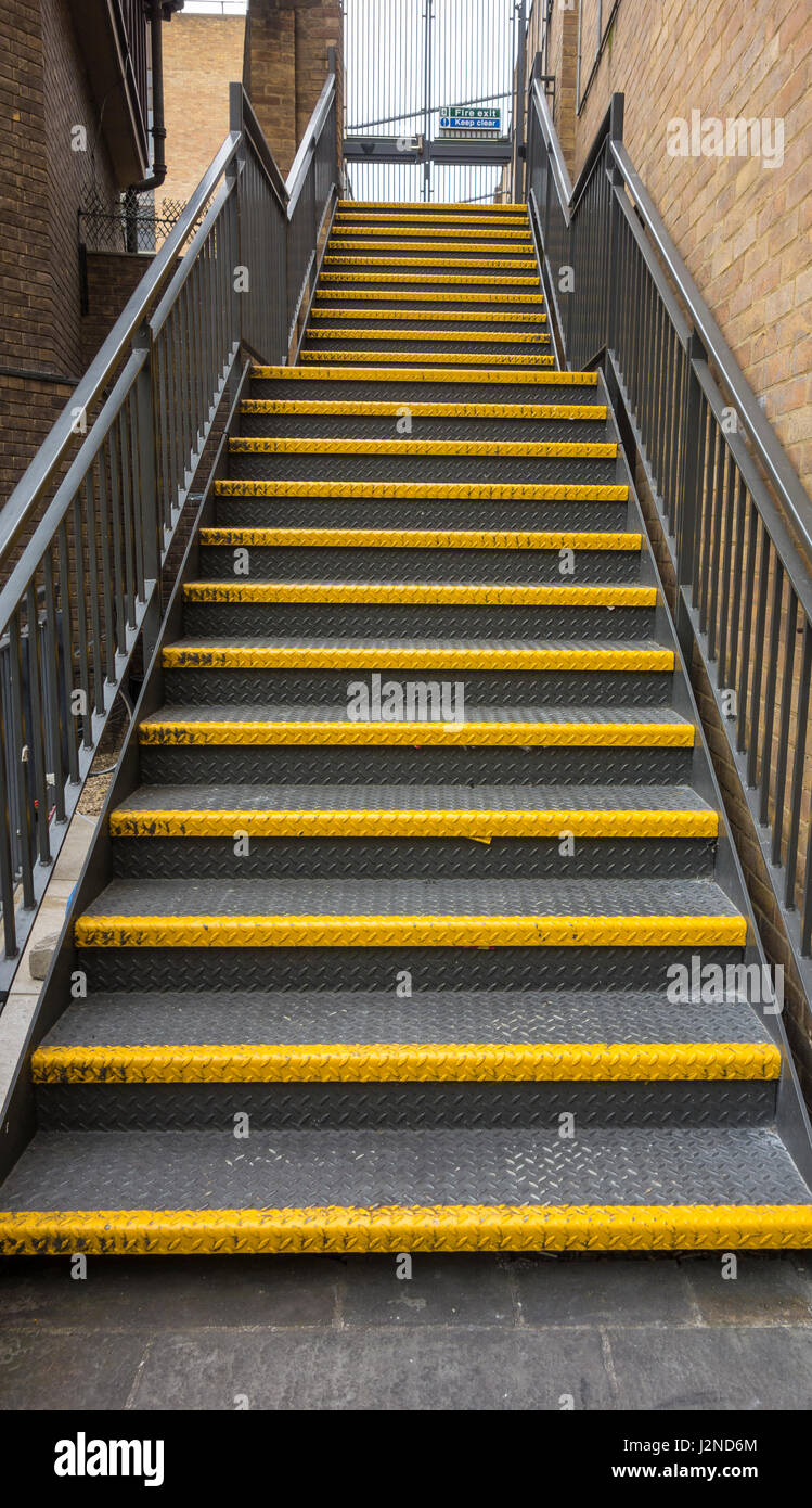 Gelbe Treppe Notausgang Stockfoto
