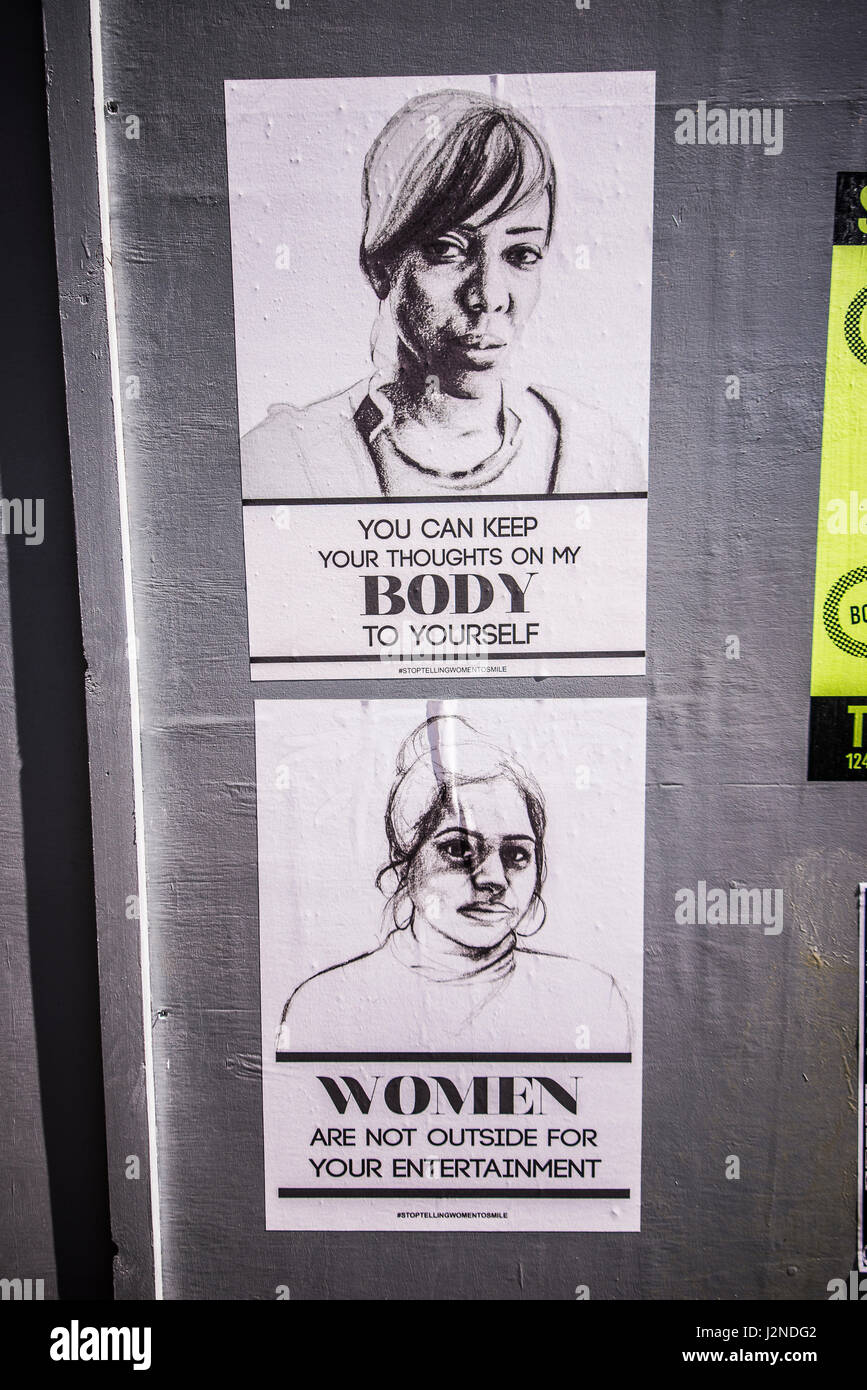 Motto-Plakate gegen Sexismus und Einstellung gegenüber Frauen. Schwarz auf weiß Zeichnungen mit einem gedruckten Nachrichten von Stop sagen Frauen Kampagne zu Lächeln Stockfoto