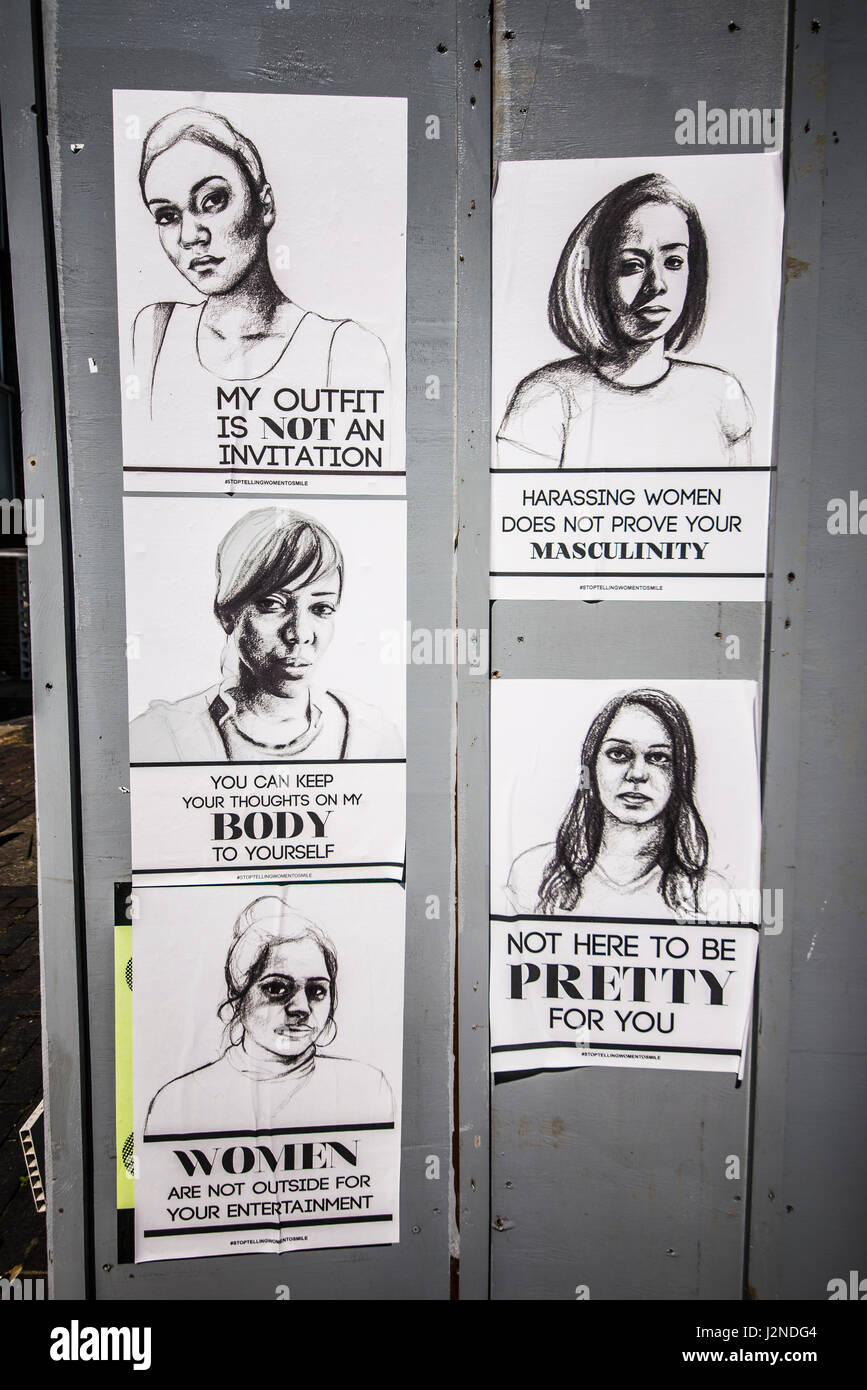 Motto-Plakate gegen Sexismus und Einstellung gegenüber Frauen. Schwarz auf weiß Zeichnungen mit einem gedruckten Nachrichten von Stop sagen Frauen Kampagne zu Lächeln Stockfoto