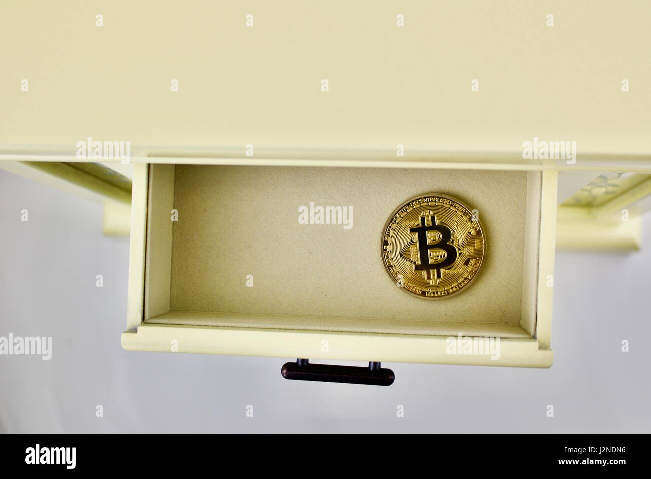 Physische Münze Gold Bitcoin in gelben Schublade Stockfoto