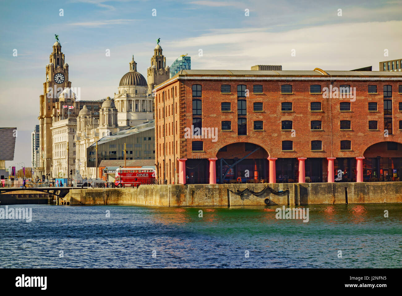 Waterfront, mit Liverpool Albert Dock im Vordergrund und Leber Gebäude in der Ferne. Stockfoto