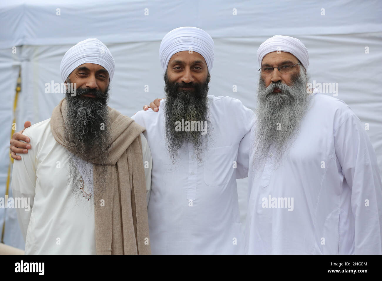 London, UK. 29. April 2017. Sikh-Männer posieren für Fotos. Hunderte von Menschen besuchen das Vaisakhi Festival auf dem Trafalgar Square. Das Vaisakhi-Festival ist ein religiöses fest, das die Sikh-Neujahr markiert. Diesjährigen Feierlichkeiten fand am 14. April der Beginn des Sikhismus als einen kollektiven glauben erinnert und Londoner Feierlichkeiten sind eine Möglichkeit für Menschen aus allen Gemeinden, Glaubensrichtungen und Hintergründe, eine Festival zu erleben, die von Sikhs, die Leben in der Hauptstadt und über 20 Millionen Menschen auf der ganzen Welt gefeiert wird. Bildnachweis: Dinendra Haria/Alamy Live-Nachrichten Stockfoto