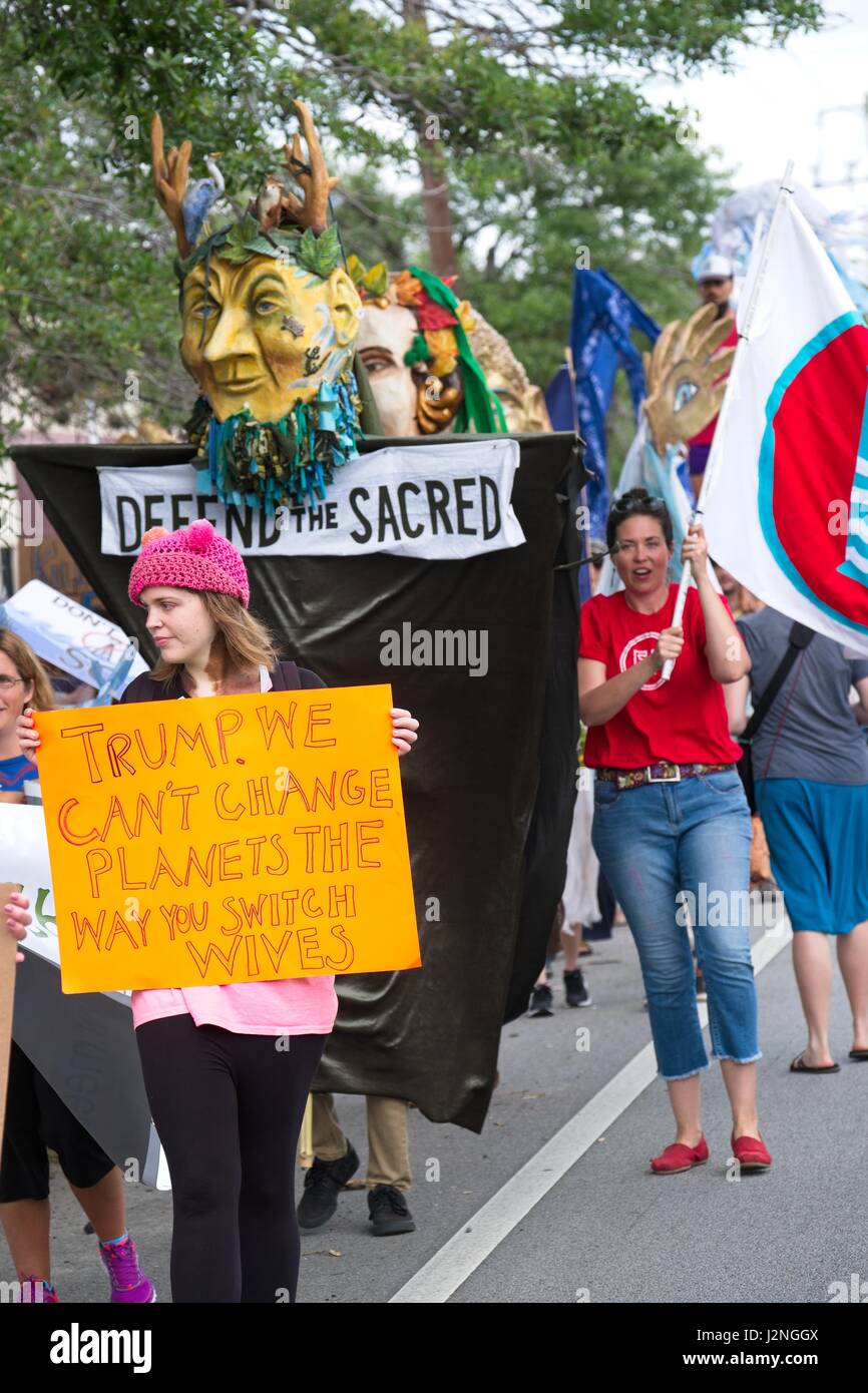 Charleston, South Carolina, USA. 29. April 2017. Demonstranten halten Zeichen, wie sie in der Volksrepublik Climate Parade in Solidarität mit ähnlichen Marken auf der ganzen Nation 29. April 2017 in Charleston, South Carolina marschieren. Der Marsch fand in Charleston während der Beginn des Frühlings König Gezeiten die Überschwemmungen in den niedrig gelegenen Küstenstadt und haben mit dem Klimawandel verschlimmert. Bildnachweis: Planetpix/Alamy Live-Nachrichten Stockfoto