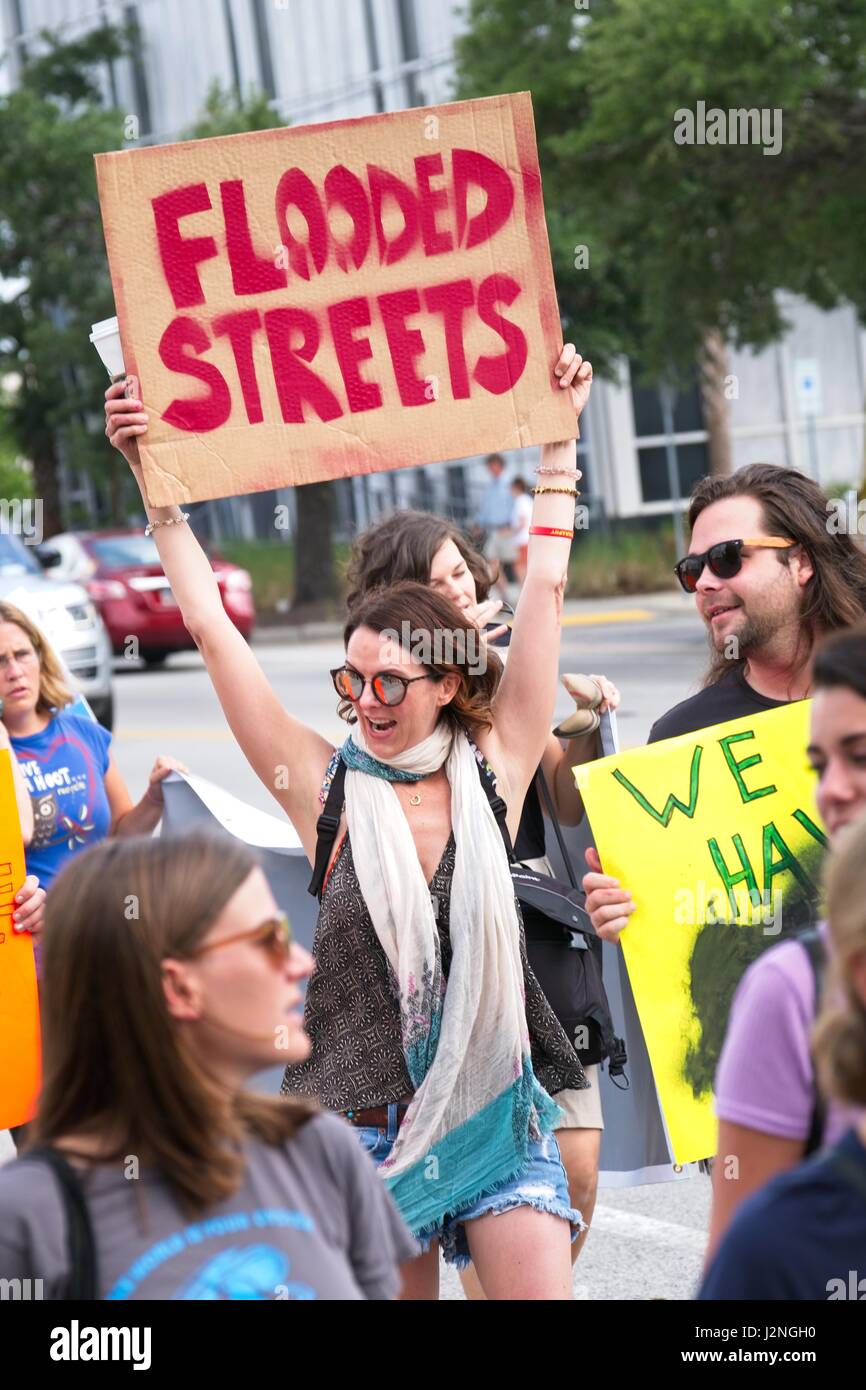 Charleston, South Carolina, USA. 29. April 2017. Demonstranten halten Zeichen, wie sie in der Volksrepublik Climate Parade in Solidarität mit ähnlichen Marken auf der ganzen Nation 29. April 2017 in Charleston, South Carolina marschieren. Der Marsch fand in Charleston während der Beginn des Frühlings König Gezeiten die Überschwemmungen in den niedrig gelegenen Küstenstadt und haben mit dem Klimawandel verschlimmert. Bildnachweis: Planetpix/Alamy Live-Nachrichten Stockfoto