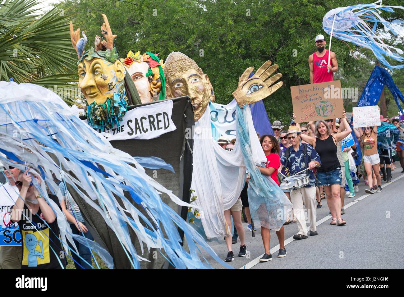 Charleston, South Carolina, USA. 29. April 2017. Demonstranten halten Zeichen, wie sie in der Volksrepublik Climate Parade in Solidarität mit ähnlichen Marken auf der ganzen Nation 29. April 2017 in Charleston, South Carolina marschieren. Der Marsch fand in Charleston während der Beginn des Frühlings König Gezeiten die Überschwemmungen in den niedrig gelegenen Küstenstadt und haben mit dem Klimawandel verschlimmert. Bildnachweis: Planetpix/Alamy Live-Nachrichten Stockfoto