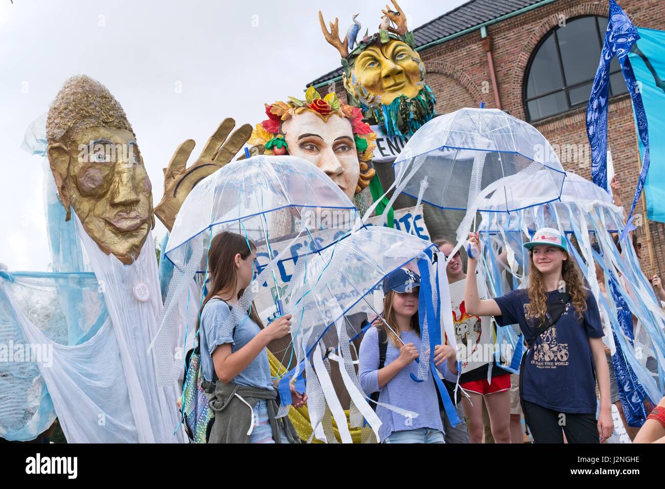 Charleston, South Carolina, USA. 29. April 2017. Demonstranten halten Zeichen, wie sie in der Volksrepublik Climate Parade in Solidarität mit ähnlichen Marken auf der ganzen Nation 29. April 2017 in Charleston, South Carolina marschieren. Der Marsch fand in Charleston während der Beginn des Frühlings König Gezeiten die Überschwemmungen in den niedrig gelegenen Küstenstadt und haben mit dem Klimawandel verschlimmert. Bildnachweis: Planetpix/Alamy Live-Nachrichten Stockfoto