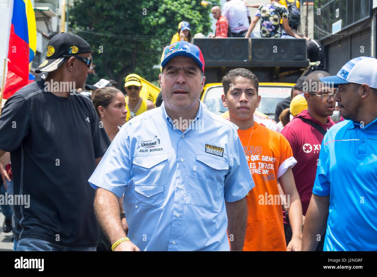 Julio Borges, Präsident der Nationalversammlung Spaziergänge in einer Konzentration in den Straßen von Caracas, gegen die Regierung von Nicolas Maduro. Gegner marschieren noch einmal durch die Straßen und Autobahnen von Caracas gegen die Regierung von Nicolás Maduro auf 26. April 2017. Stockfoto