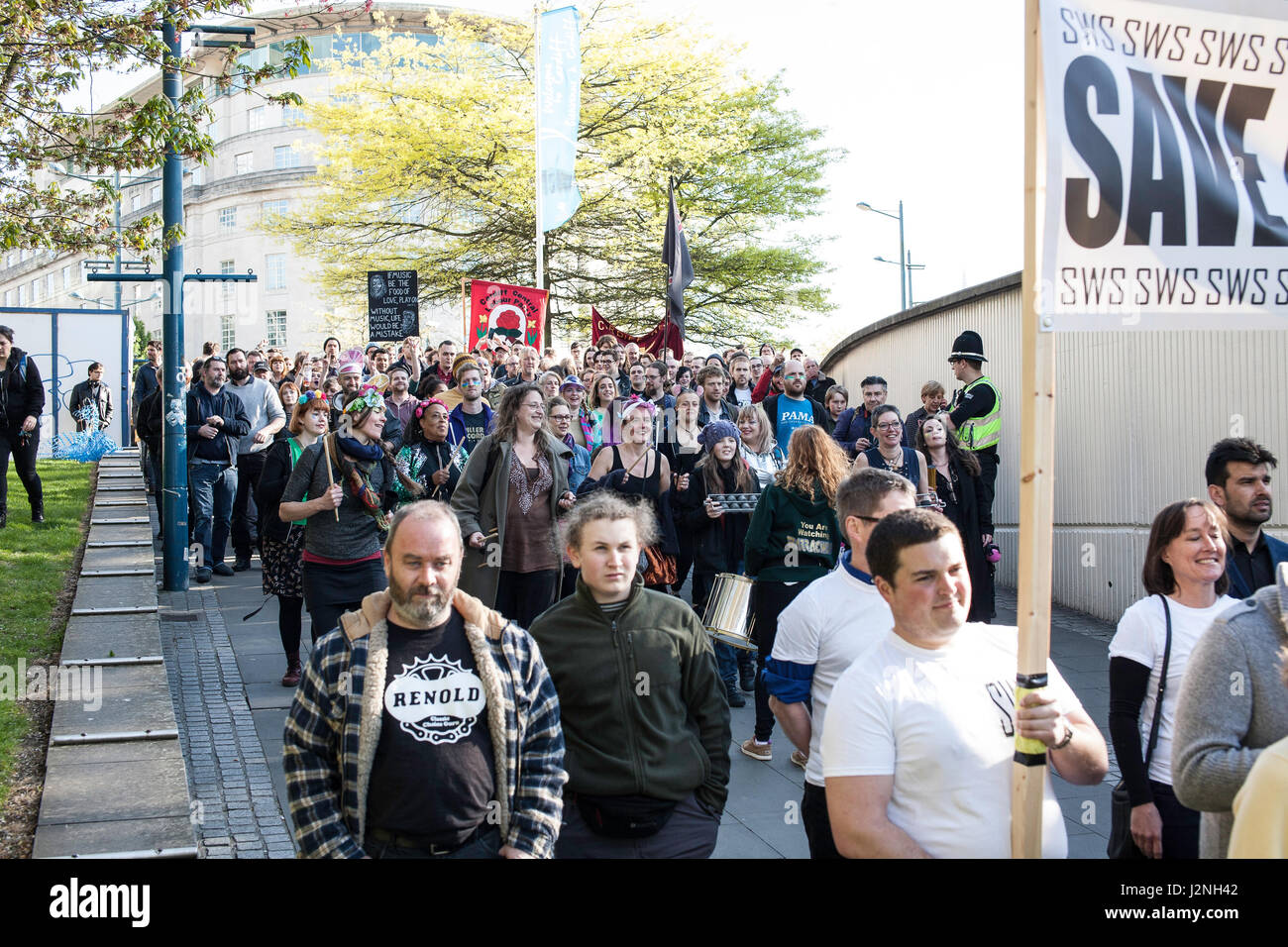 Cardiff, UK. 29. April 2017. Tausend-Musik-Fans versammelten sich in Cardiffs Womanby Straße zum protest gegen die Schließung von Musikveranstaltungen durch Bauträger, Wohnungen und Hotels auf dieser berühmten Straße voller Musikveranstaltungen aufbauen wollen. Taz Rahman/Alamy Live-Nachrichten Stockfoto