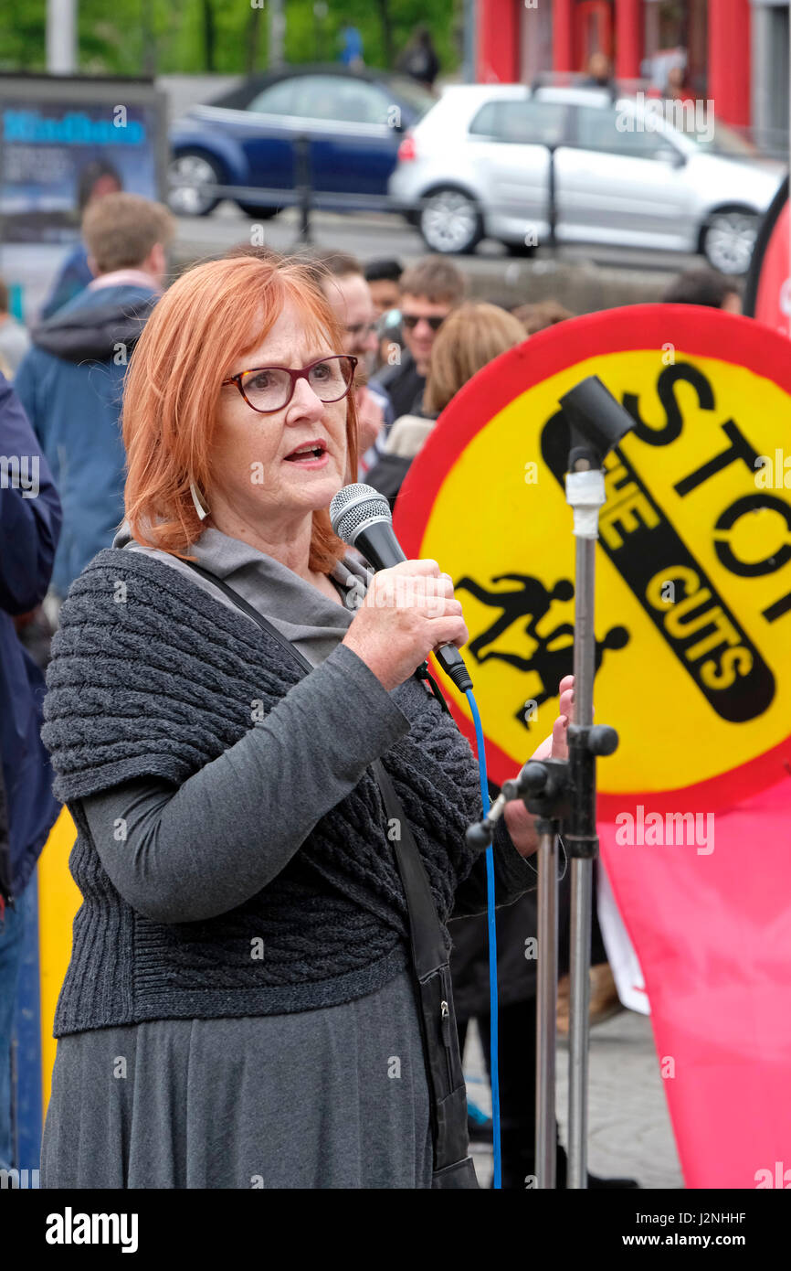 Bristol, UK. 29. April 2017. Stadtrat Paula O'Rourke der grünen Partei spricht bei einer Demonstration gegen die derzeitige konservative Regierung. Die Demonstration wurde von Bristol Volksversammlung unter dem Motto "Tories Out" Aufruf für eine Reihe von Reformen ein Ende der Sparpolitik, der Bau des Rates Häuser, erhöhte Ausgaben für den National Health Service, und die Schaffung von Arbeitsplätzen einschließlich organisiert. Keith Ramsey/Alamy Live-Nachrichten Stockfoto