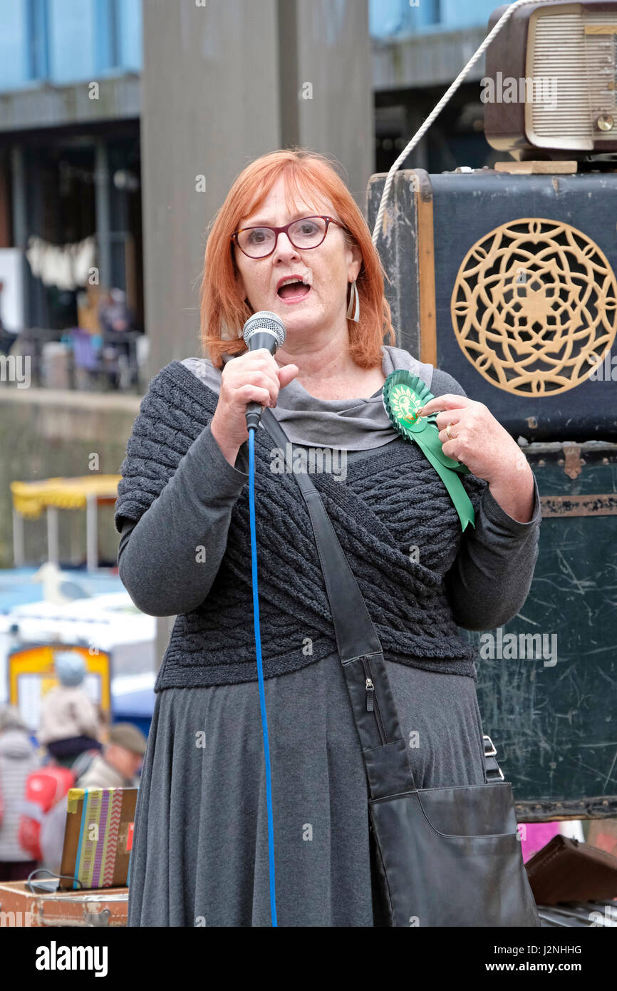 Bristol, UK. 29. April 2017. Stadtrat Paula O'Rourke der grünen Partei spricht bei einer Demonstration gegen die derzeitige konservative Regierung. Die Demonstration wurde von Bristol Volksversammlung unter dem Motto "Tories Out" Aufruf für eine Reihe von Reformen ein Ende der Sparpolitik, der Bau des Rates Häuser, erhöhte Ausgaben für den National Health Service, und die Schaffung von Arbeitsplätzen einschließlich organisiert. Keith Ramsey/Alamy Live-Nachrichten Stockfoto