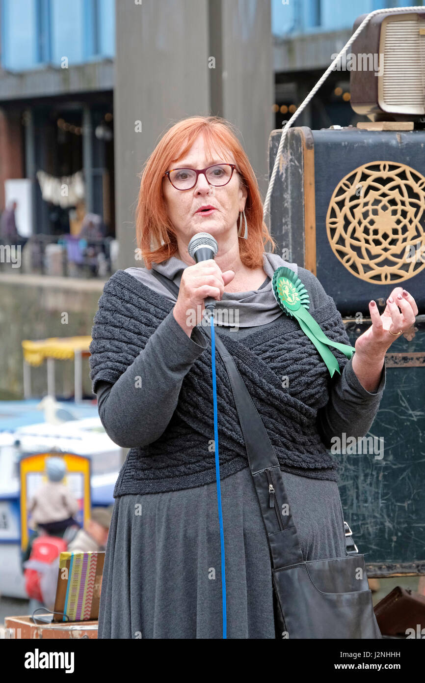 Bristol, UK. 29. April 2017. Stadtrat Paula O'Rourke der grünen Partei spricht bei einer Demonstration gegen die derzeitige konservative Regierung. Die Demonstration wurde von Bristol Volksversammlung unter dem Motto "Tories Out" Aufruf für eine Reihe von Reformen ein Ende der Sparpolitik, der Bau des Rates Häuser, erhöhte Ausgaben für den National Health Service, und die Schaffung von Arbeitsplätzen einschließlich organisiert. Keith Ramsey/Alamy Live-Nachrichten Stockfoto