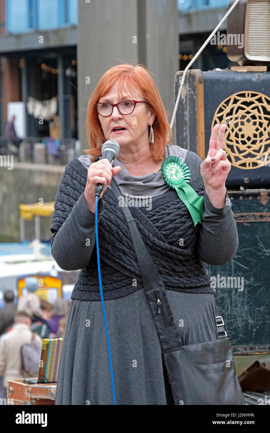 Bristol, UK. 29. April 2017. Stadtrat Paula O'Rourke der grünen Partei spricht bei einer Demonstration gegen die derzeitige konservative Regierung. Die Demonstration wurde von Bristol Volksversammlung unter dem Motto "Tories Out" Aufruf für eine Reihe von Reformen ein Ende der Sparpolitik, der Bau des Rates Häuser, erhöhte Ausgaben für den National Health Service, und die Schaffung von Arbeitsplätzen einschließlich organisiert. Keith Ramsey/Alamy Live-Nachrichten Stockfoto