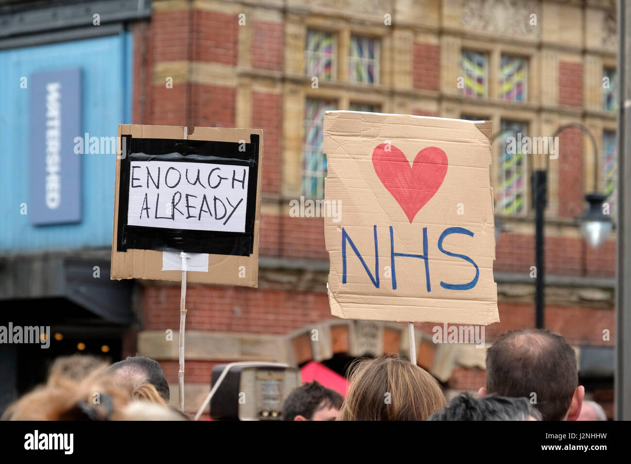 Bristol, UK. 29. April 2017. Im Vorfeld der britische allgemeine Wahl am 8. Juni Demonstranten protestieren gegen die derzeitige konservative Regierung. Die Demonstration wurde von Bristol Volksversammlung unter dem Motto "Tories Out" Aufruf für eine Reihe von Reformen ein Ende der Sparpolitik, der Bau des Rates Häuser, erhöhte Ausgaben für den National Health Service, und die Schaffung von Arbeitsplätzen einschließlich organisiert. Keith Ramsey/Alamy Live-Nachrichten Stockfoto