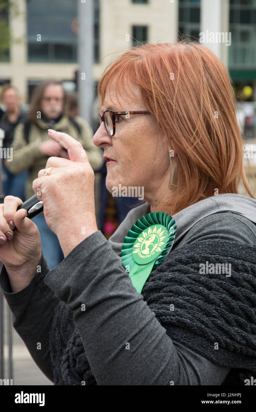 Bristol, UK, 29. April 2017. Eine Kundgebung Tories, war am Samstagnachmittag in Bristol Stadtzentrum statt. Es wurde von der Bristol-Völker-Versammlung organisiert. Den Rednern gehörten Lesley Mansell (Labour Kandidat für Metro Bürgermeister - westlich von England), Jonathan Bartley (gemeinsame Green Party Leader), einem grünen Stadtrat, ein Aktivist der Labour Party Momenetum, Gewerkschafter und Aktivisten. Organisatoren berichtet, dass rund 200 Leute anwesend an den Lautsprechern zu hören waren. Bildnachweis: Steve Bell / Alamy Live News Stockfoto