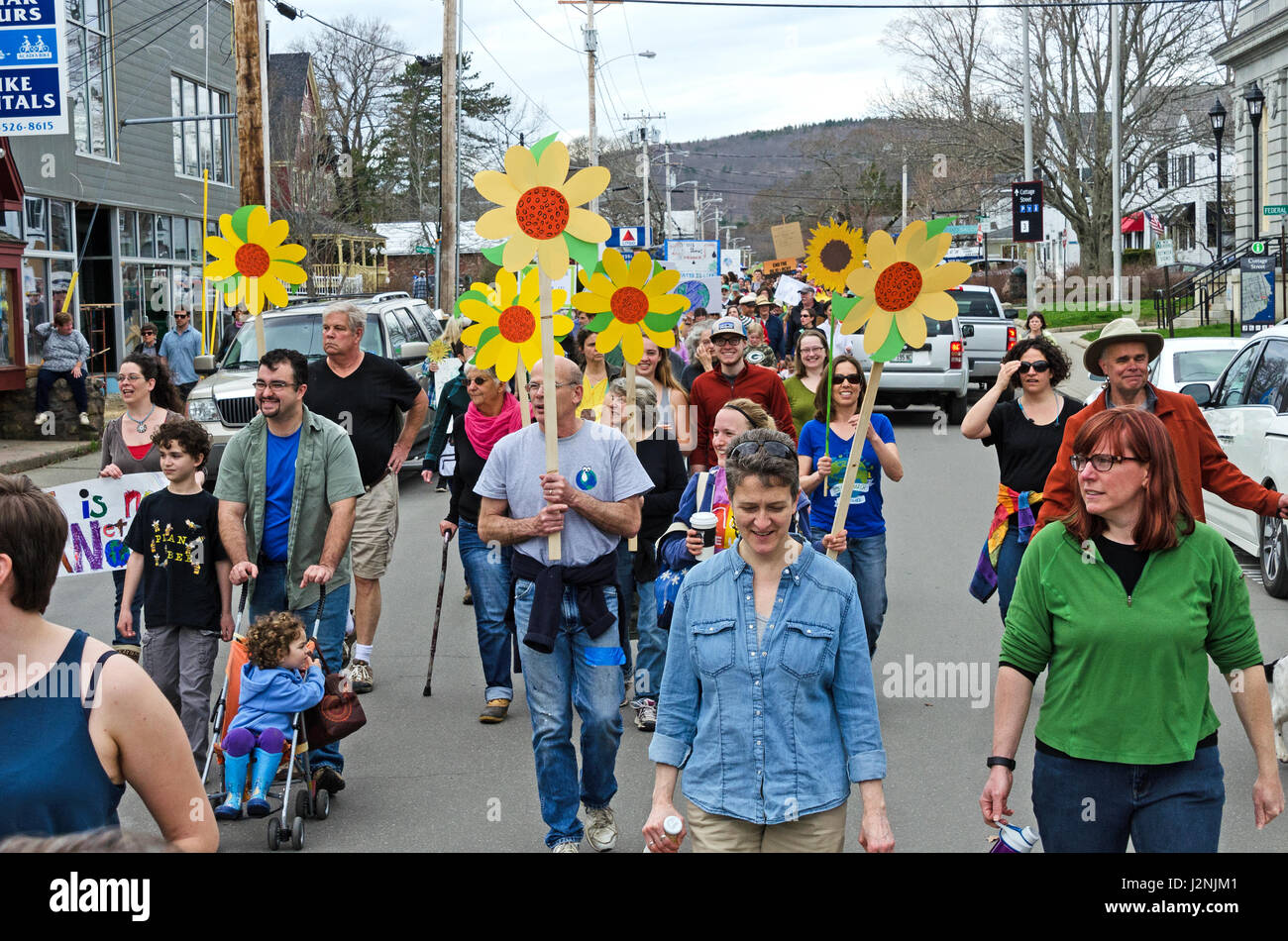 Bar Harbor, USA. 29. April 2017. Demonstranten gehen Sie Cottage Street in Downeast Climate March, eine Schwester März bis das Volk Klima März in Washington, D.C. Stockfoto