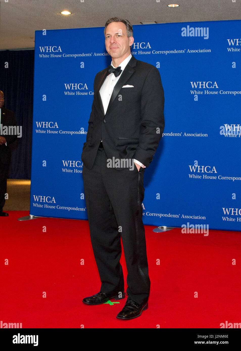 CNN Chef Washington-Korrespondent Jake Tapper kommt für die 2017 White House Correspondents Association Annual Dinner im Washington Hilton Hotel am Samstag, 29. April 2017. Bildnachweis: Ron Sachs/CNP /MediaPunch Stockfoto