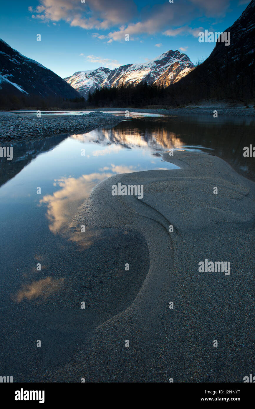 Am Abend Licht auf dem Berg Blånebba im Tal Romsdalen, Østfold, Norwegen. Im Vordergrund wird den Fluss Rauma. Credit: öyvind Martinsen/Alamy leben Nachrichten Stockfoto