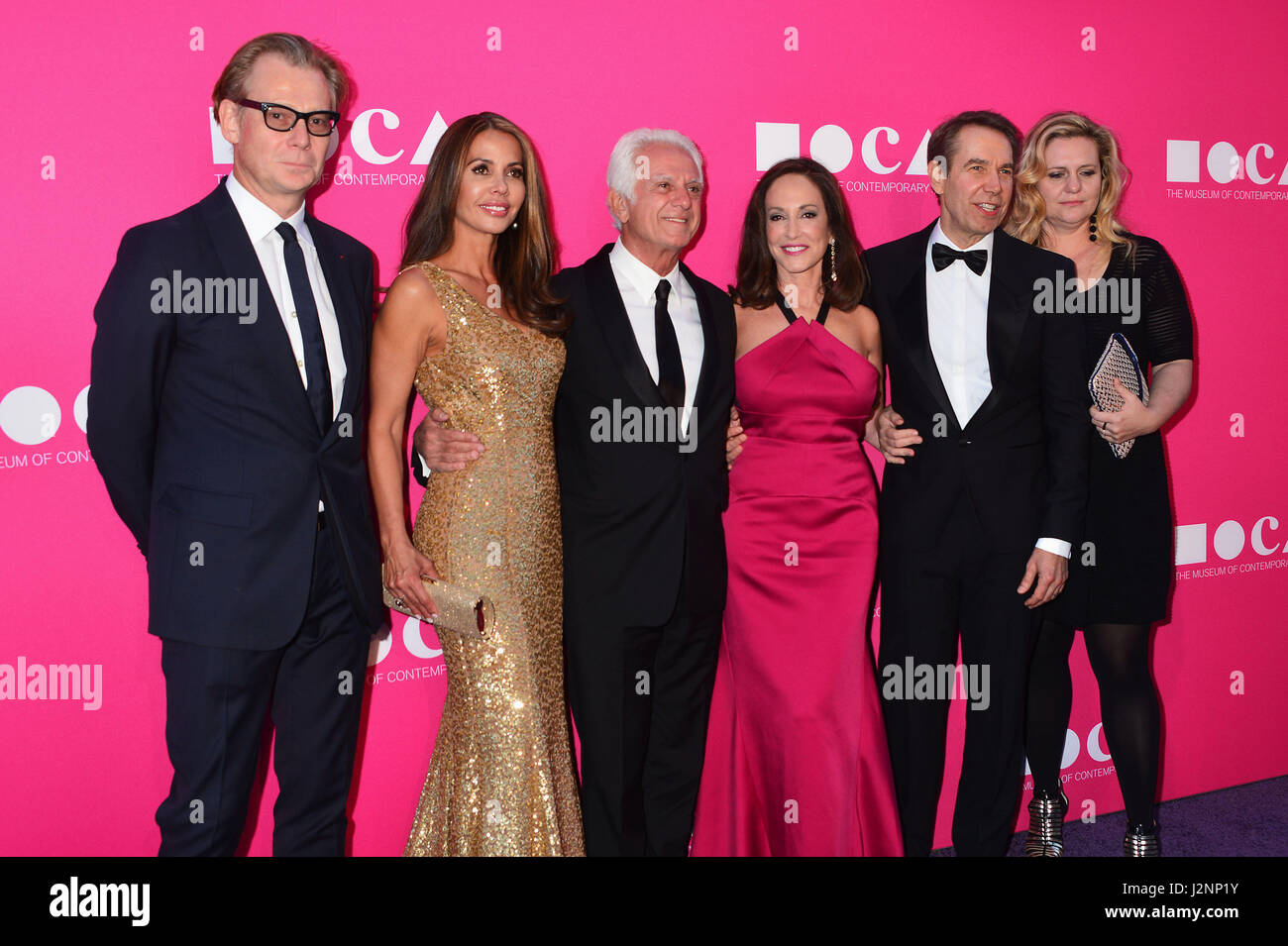 Los Angeles, Kalifornien, USA. 29. April 2017. Philippe Vergne, Vaitiare Hirshon, Maurice Marciano, Lily Tartikoff-Karatz, Jeff Koons, Justine Wheeler Koons 140 2017 MOCA Gala am tThe Geffen Contemporary im MOCA in Los Angeles angekommen. 29. April 2017. Bildnachweis: Longifilis / USA/Alamy Live News Stockfoto