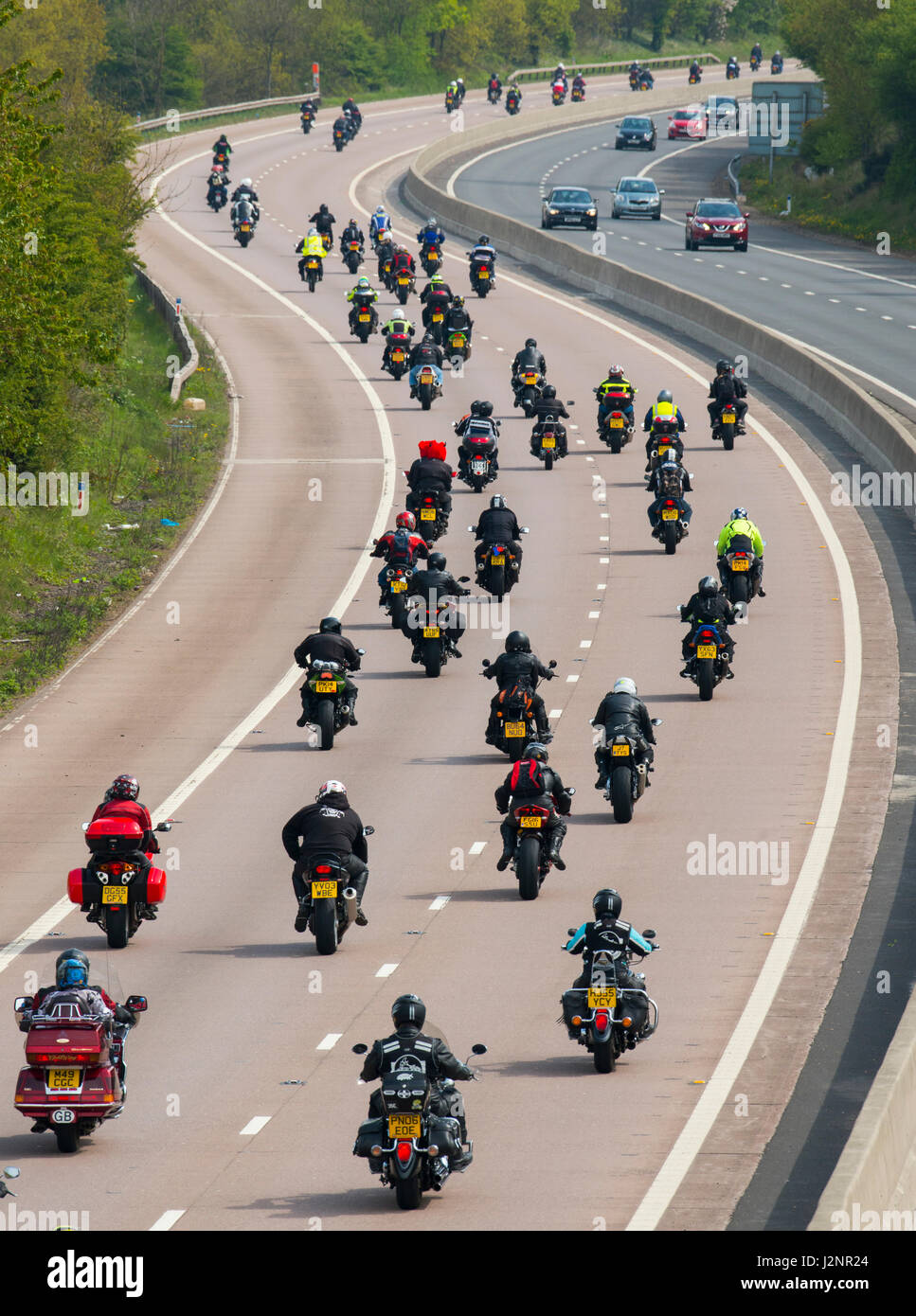 Shifnal, UK. 30. April 2017. Tausende von Bikern nahmen an der Midlands Air Ambulance Wohltätigkeitsorganisation Bike4Life Ride Out heute auf die M54 in Shropshire. Die jährliche Veranstaltung sah 3.500 Fahrräder 23 Meilen von Shrewsbury nach RAF Cosford Reisen. © John Hayward/Alamy Live-Nachrichten Stockfoto