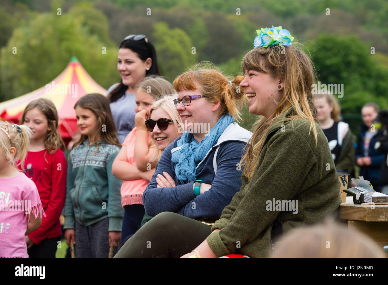 Machynlleth, Powys, Wales UK, Sonntag, 30. April 2017 Menschen genießen die Unterhaltung und das warme Wetter in Sonntag Feiertag, an dem 2017 Machynlleth Comedy Festival Photo credit Keith Morris / Alamy Live News Stockfoto