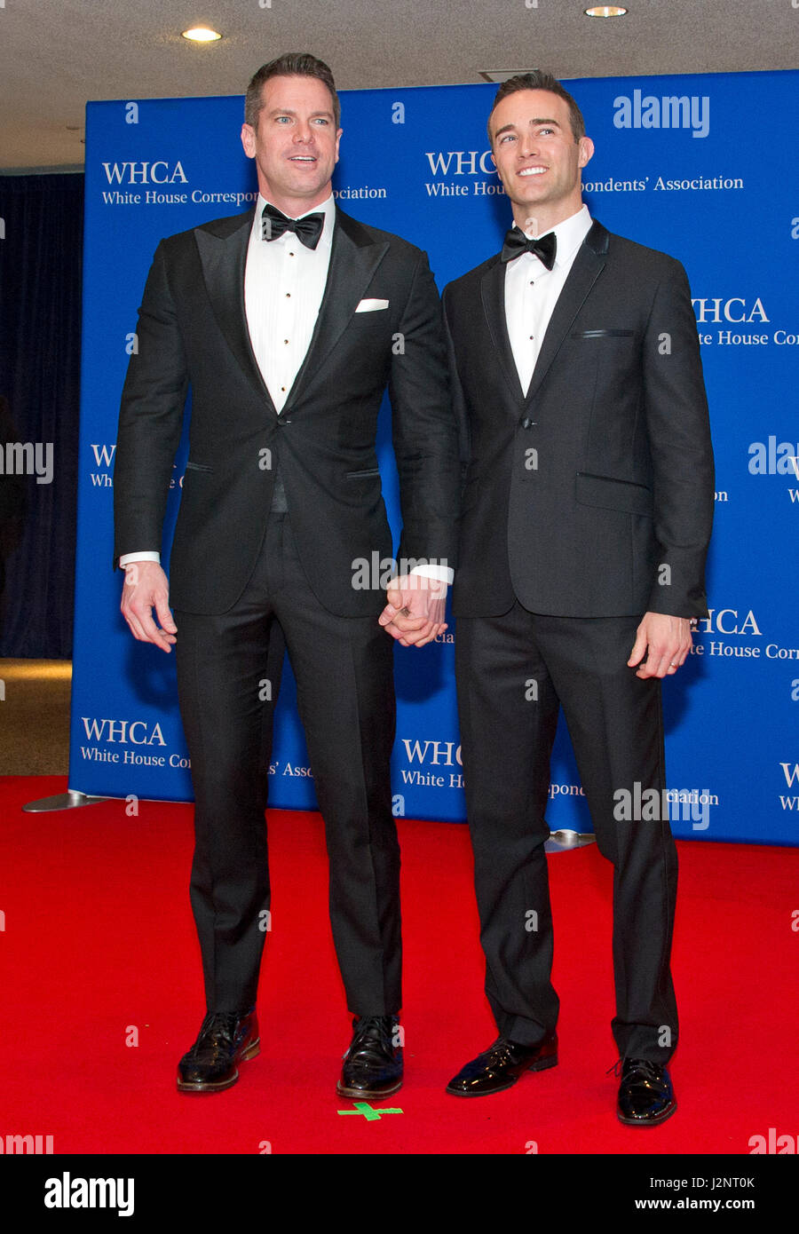 Kommen Sie Journalist Thomas Roberts, links, und Patrick Abner, Recht, für die 2017 White House Correspondents Association Annual Dinner im Washington Hilton Hotel auf Samstag, 29. April 2017. Bildnachweis: Ron Sachs/CNP /MediaPunch Stockfoto
