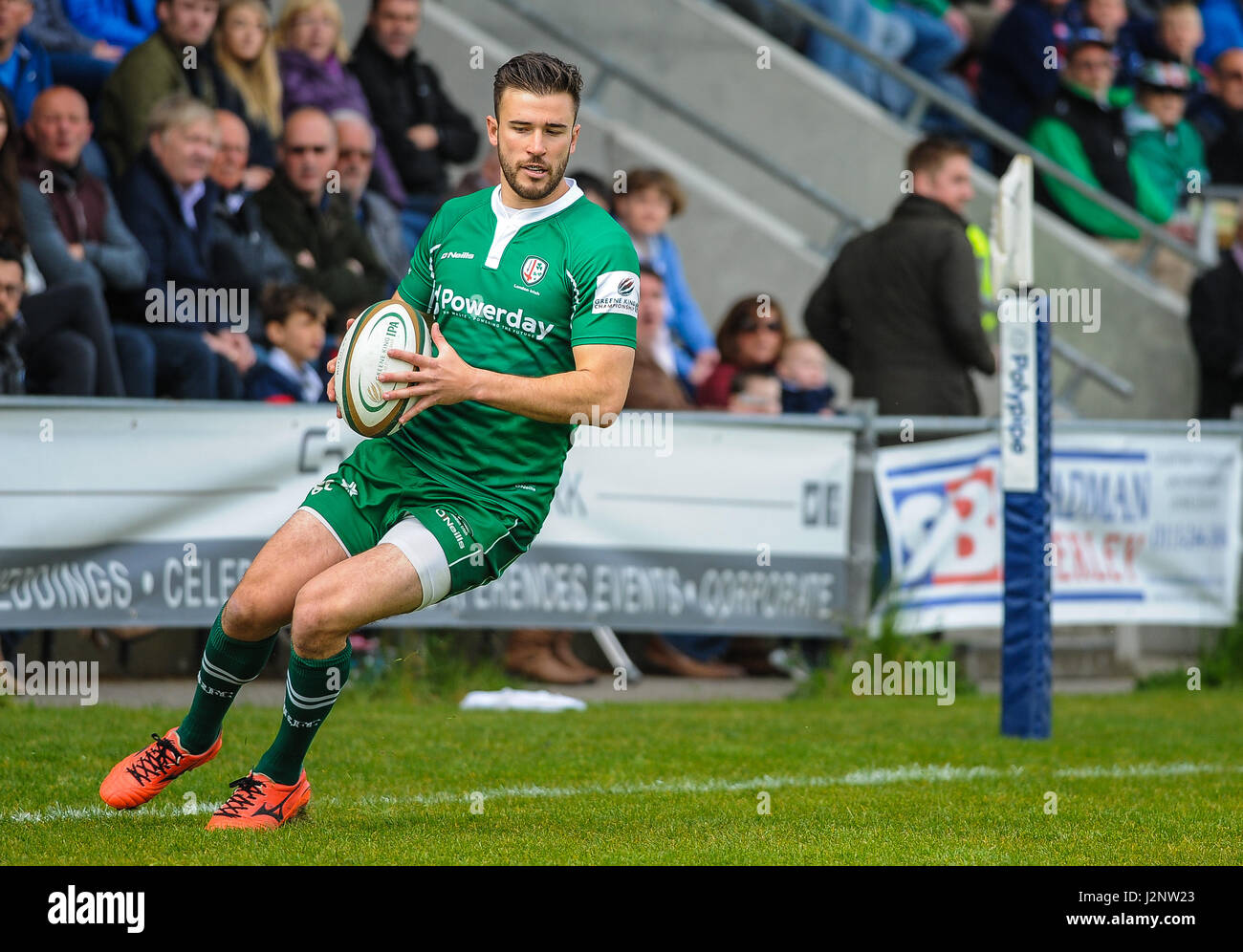 Doncaster, UK. 30. April 2017. Doncaster, UK. 30. April 2017. London Irish voll zurück, die Tommy Bell (15) einen Kick durch sammelt. Doncaster Ritter V London Irish in der grüne König IPA Meisterschaft Play-off-1. Etappe am Schlosspark, 30.04.2017 KO 14:45. Foto: SB-Sport-Fotografie-Credit: Stephen Buckley/Alamy Live News Bildnachweis: Stephen Buckley/Alamy Live-Nachrichten Stockfoto