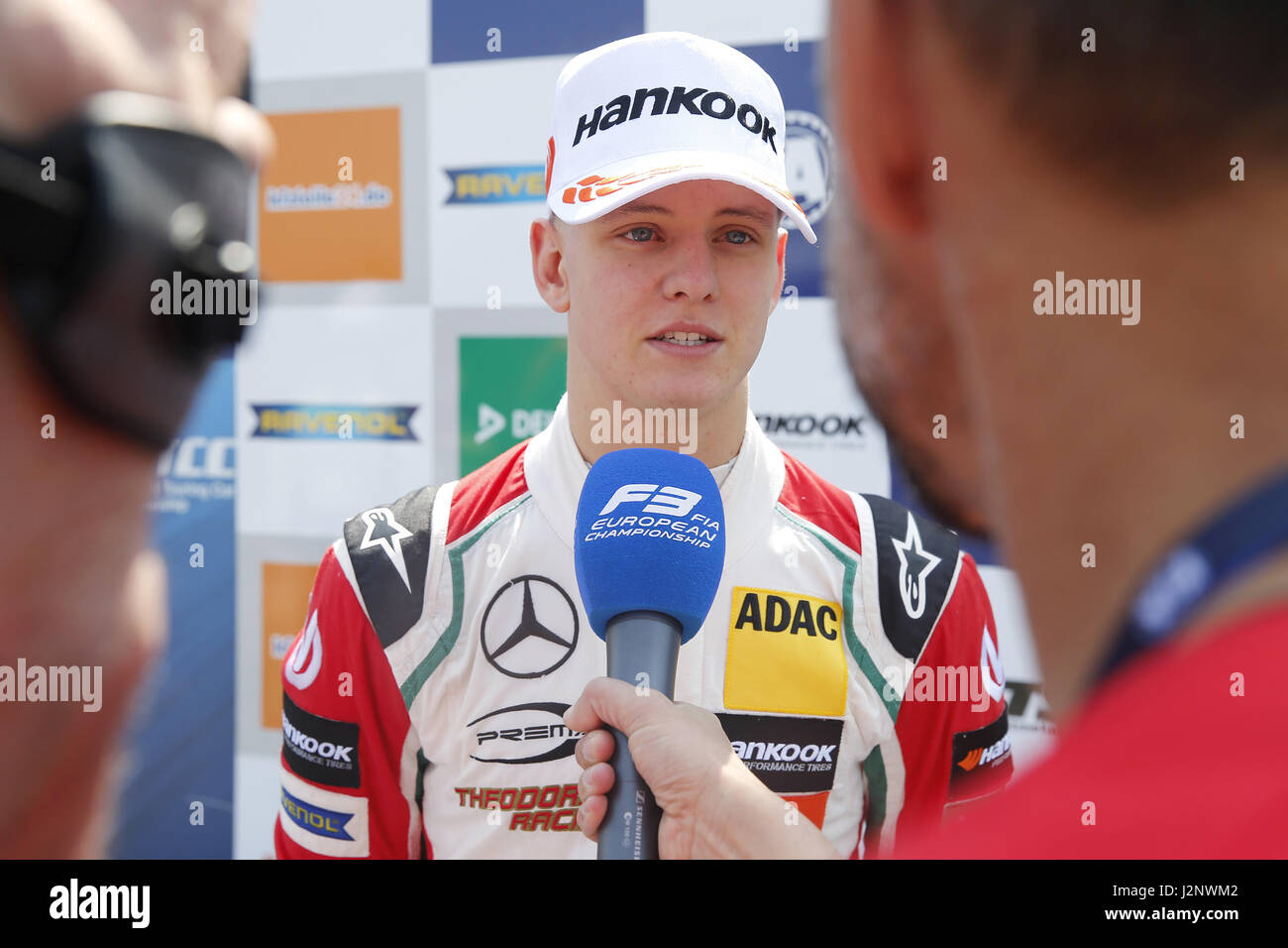 Monza, Italien. 30. April 2017. TV-Interview, 25 Mick Schumacher (DEU, Prema Powerteam, Dallara F317 – Mercedes-Benz), FIA Formel 3-Europameisterschaft, Runde 2, Rennen 2, Monza (ITA), 28. -30. April 2017 | Nutzung weltweit Credit: Dpa/Alamy Live-Nachrichten Stockfoto