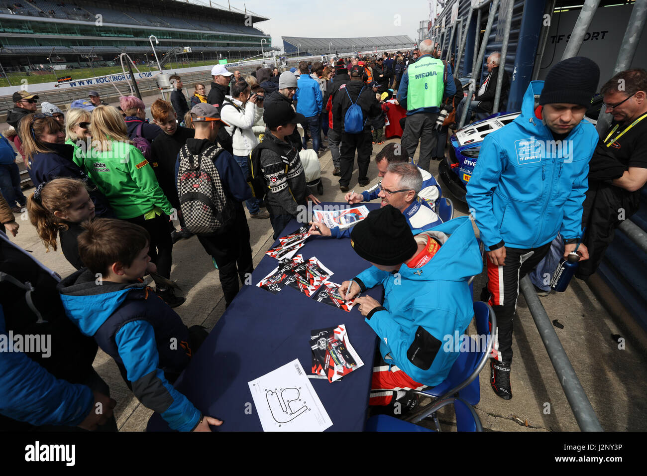 Rockingham, Vereinigtes Königreich. 30. April 2017. Zuschauer und Fans gehen die Boxengasse für Autogramme beim britischen GT Rennen in Rockingham Motor Speedway Credit: Paren Raval/Alamy Live News Stockfoto