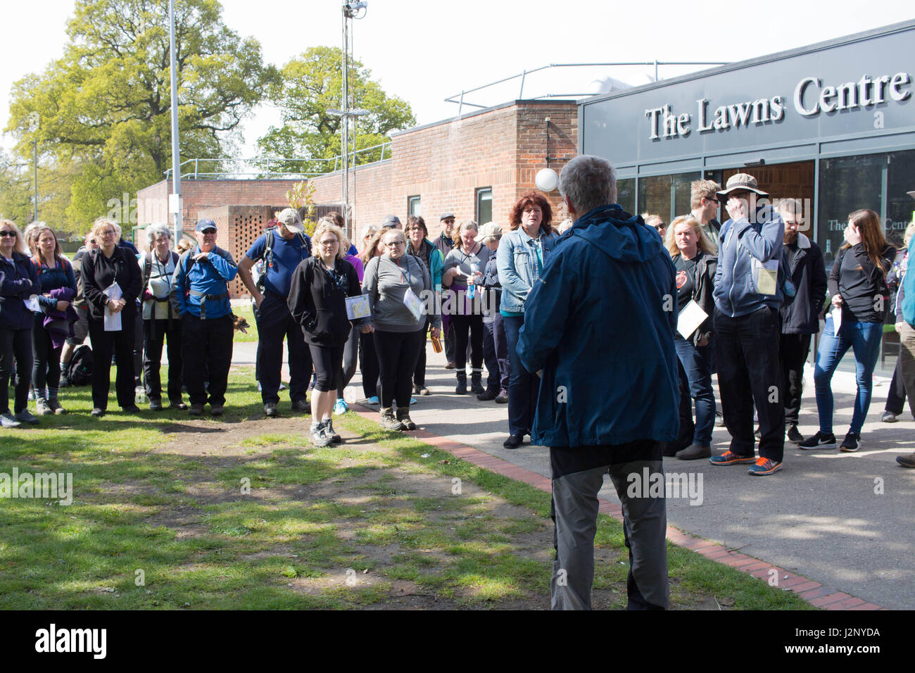 Cottingham, UK. 30. April 2017. Dove House Sponsored Walk - Geldbeschaffung um Taube Haus Hospiz, eine Wohltätigkeitsorganisation, die Betreuung von unheilbar kranken Patienten zu unterstützen. Bildnachweis: Matthew Appleyard/Alamy Live-Nachrichten Stockfoto