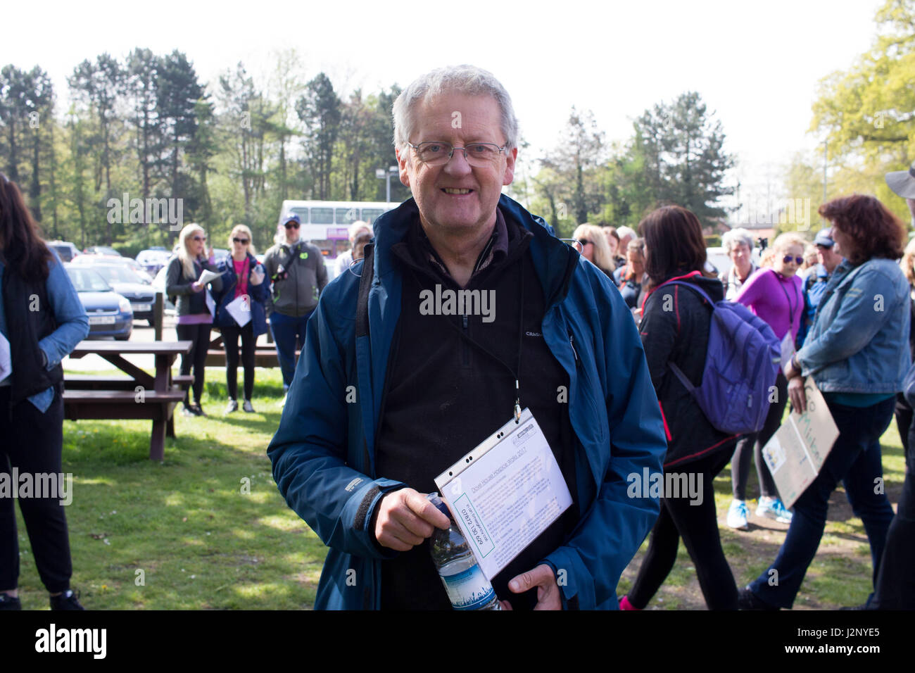 Cottingham, UK. 30. April 2017. Dove House Sponsored Walk - Geldbeschaffung um Taube Haus Hospiz, eine Wohltätigkeitsorganisation, die Betreuung von unheilbar kranken Patienten zu unterstützen. Bildnachweis: Matthew Appleyard/Alamy Live-Nachrichten Stockfoto