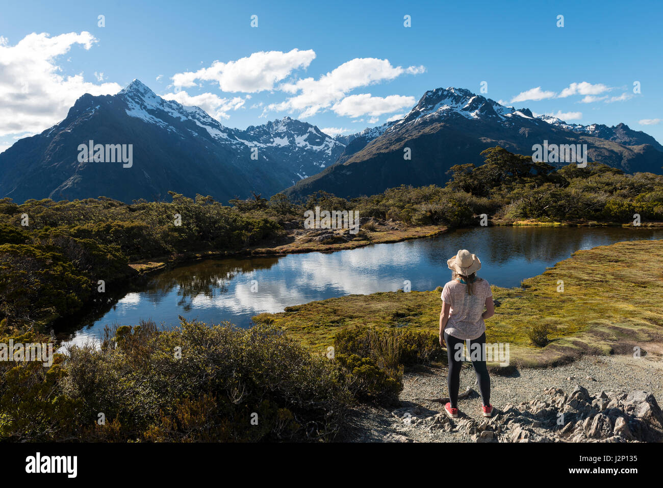 Wanderer, Bergsee, Mount Christina Berge, Mount Crosscut, Mount Lyttle, Key Summit Track, Fiordland-Nationalpark Stockfoto