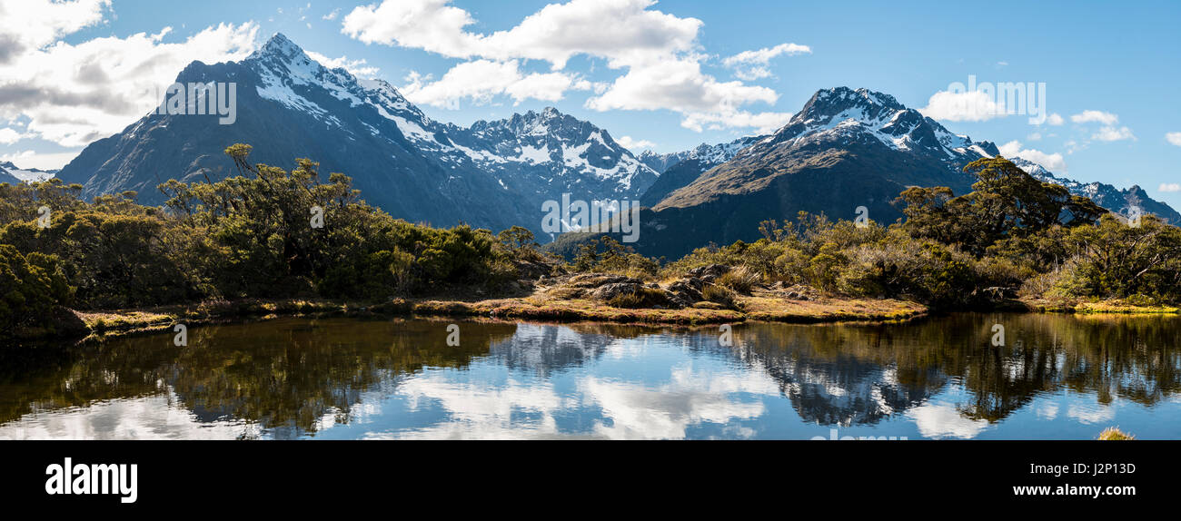 Kleiner Bergsee mit Spiegelung der Bergkette Mount Christina, Mount Crosscut, Mount Lyttle, Key Summit Track Stockfoto
