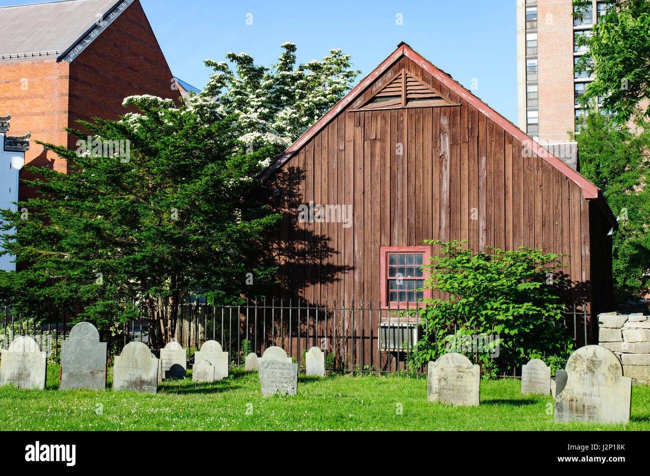 Friedhof mit aufrechten Grabsteine und ein Gebäude in Salem, Massachusetts. Stockfoto