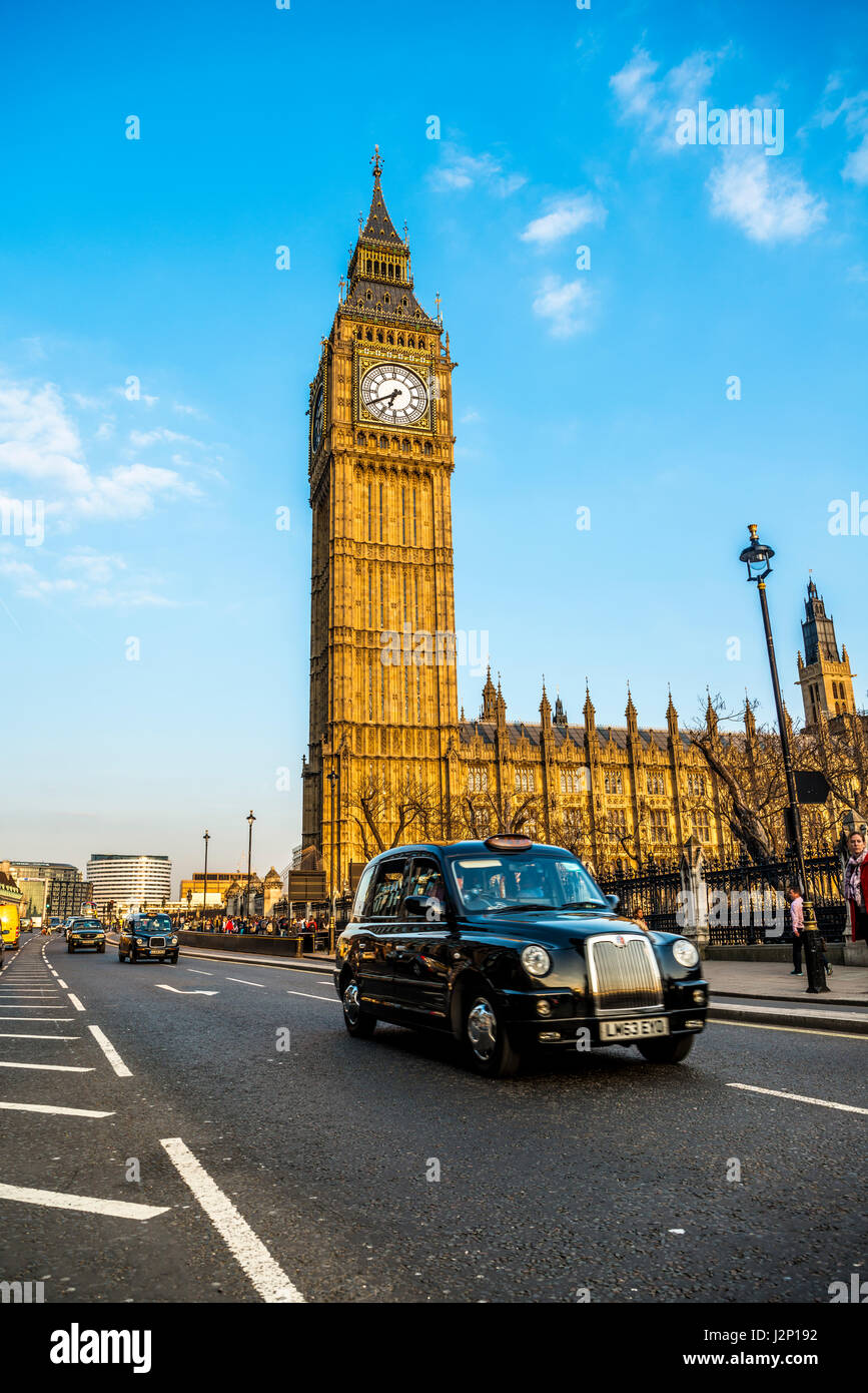 Schwarzes Taxi vor der Big Ben, Houses of Parliament, City of Westminster, London, London Region, England, Vereinigtes Königreich Stockfoto