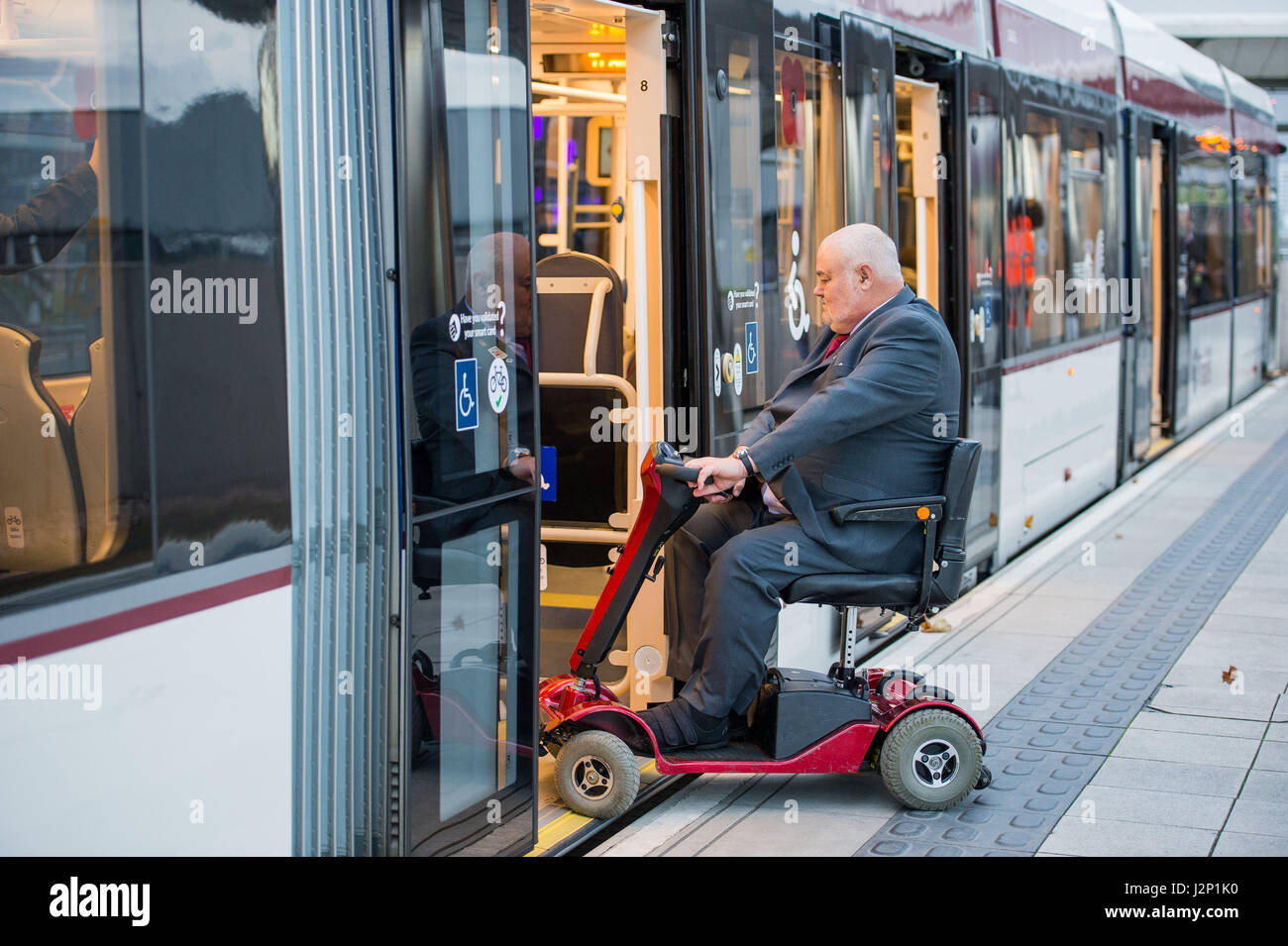 Transport nach Edinburgh, Straßenbahnen, Mobility Scooter, Disability, George Deeks Stockfoto