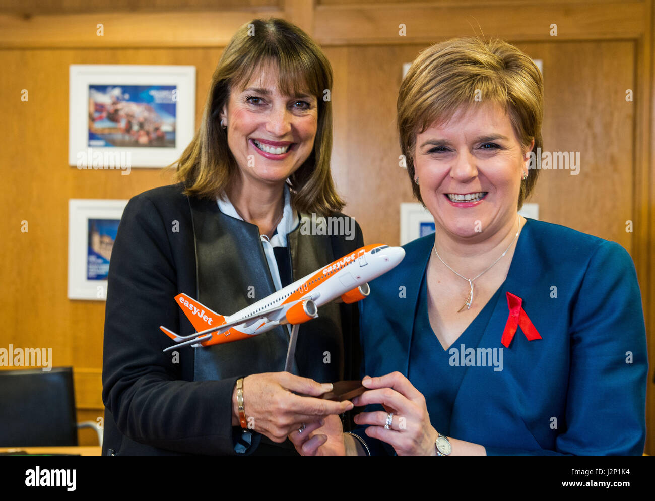 Die Chefführerin von easyJet, Carolyn McCall, und der erste Minister, Nicola Sturgeon Stockfoto