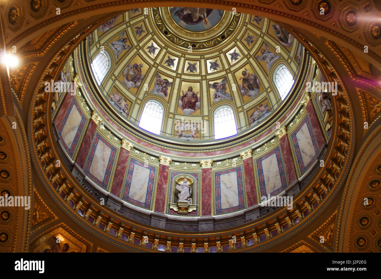 St.-Peters-Basilika in Budapest Ungarn. Die bemalte, reich verzierten Kuppel hat viel religiöse Ikonographie Stockfoto