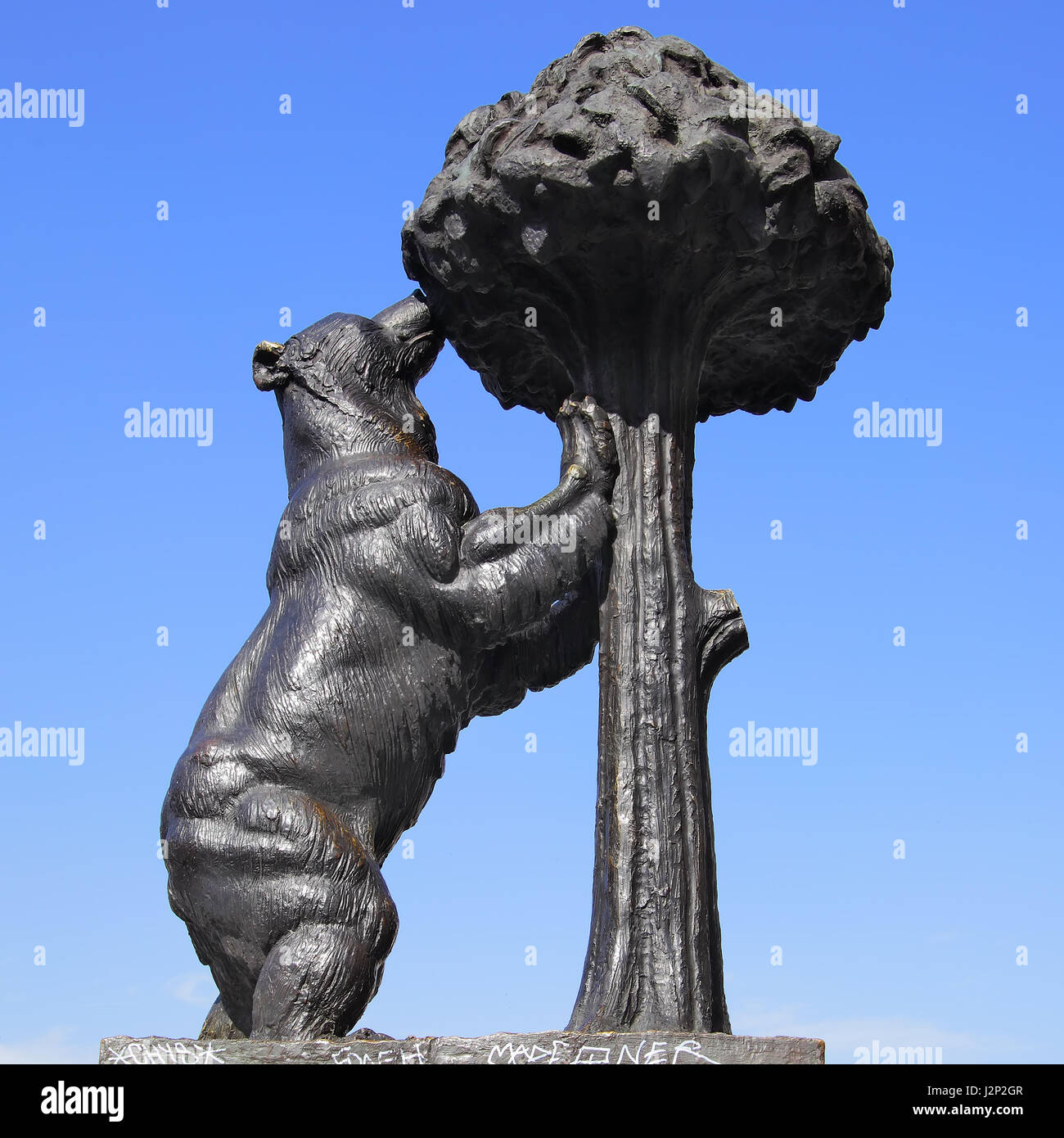 Madrid, Spanien - 11. Mai 2012: Statue von tragen und Erdbeerbaum auf Platz Puerta del Sol in Madrid Stockfoto