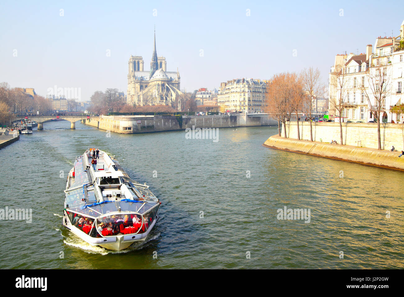 Paris, Frankreich - 5. März 2011: Seine und Notre Dame de Paris im Frühling Stockfoto