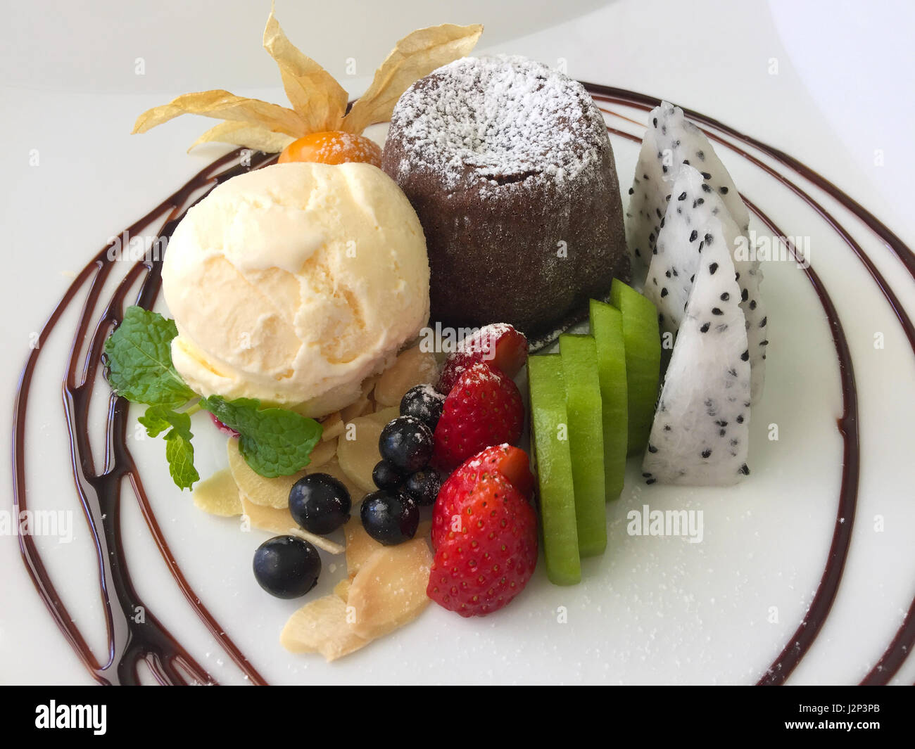 Köstliche Schokolade Lava Dessert mit Vanille Eis und Obst auf weißen ...